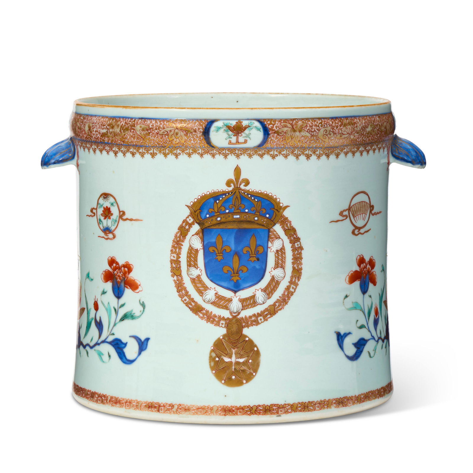 A LARGE CHINESE EXPORT PORCELAIN FRENCH ROYAL ARMORIAL WINE COOLER YONGZHENG PERIOD, CIRCA 1730 (1 of 4)