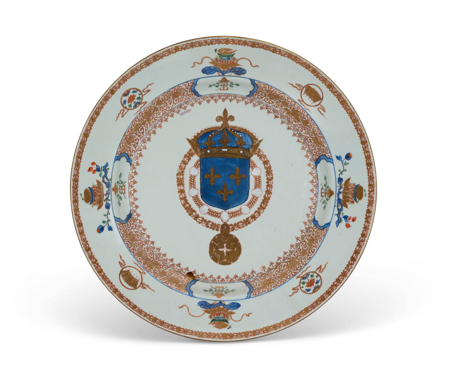 A LARGE CHINESE EXPORT PORCELAIN FRENCH ROYAL ARMORIAL CHARGER YONGZHENG PERIOD, CIRCA 1730