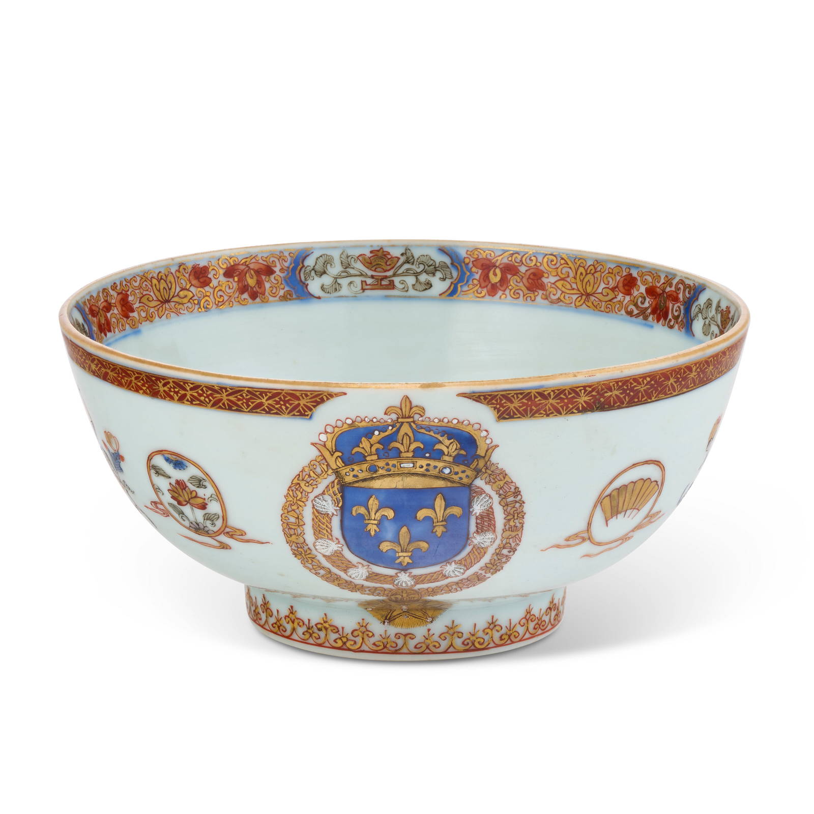 A SMALL PORCELAIN BOWL WITH THE FRENCH ROYAL ARMS POSSIBLY CHINESE EXPORT, CIRCA 1730