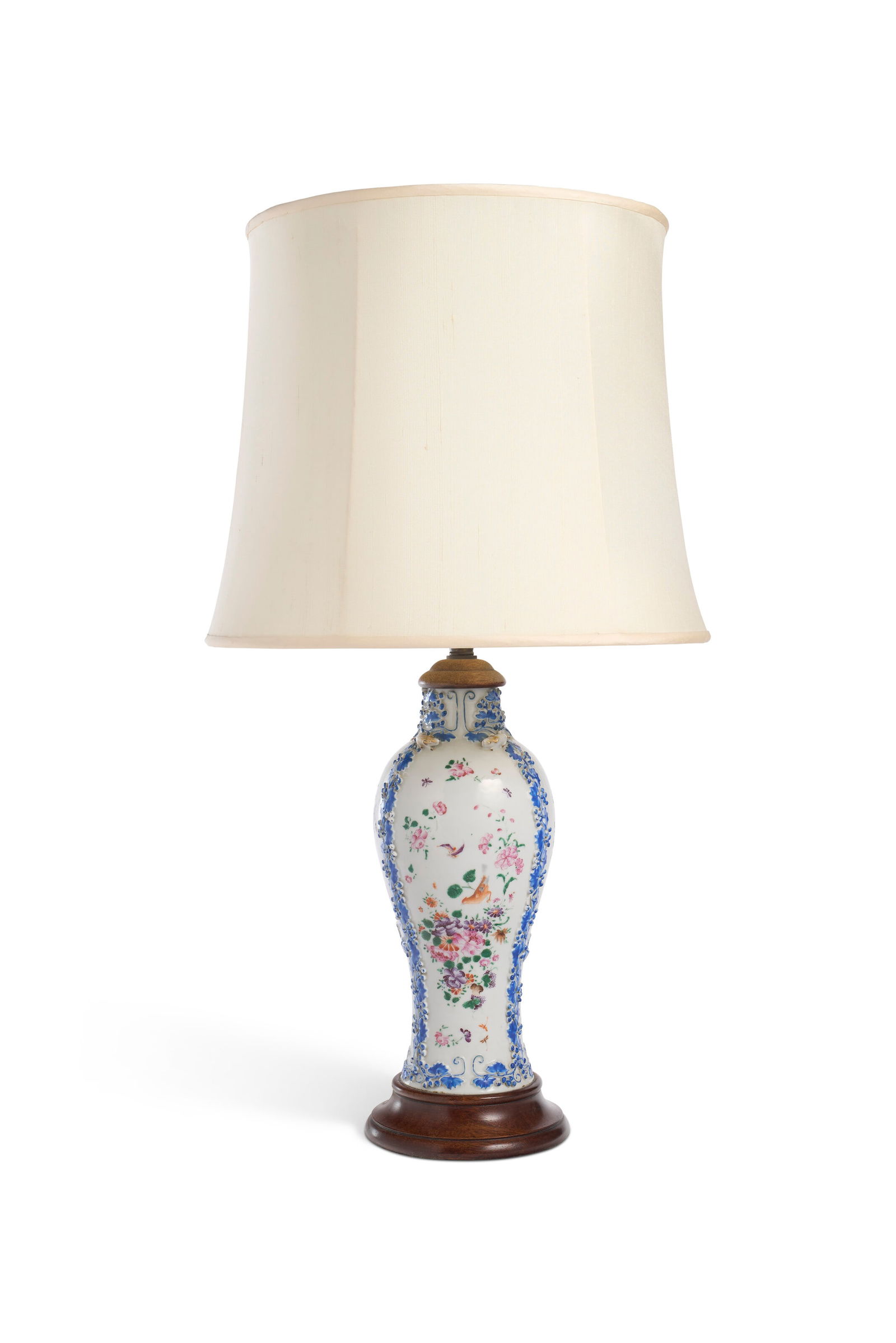 A CHINESE EXPORT PORCELAIN VASE, NOW MOUNTED AS A LAMP THE PORCELAIN QIANLONG PERIOD, CIRCA 1785 (1 of 5)