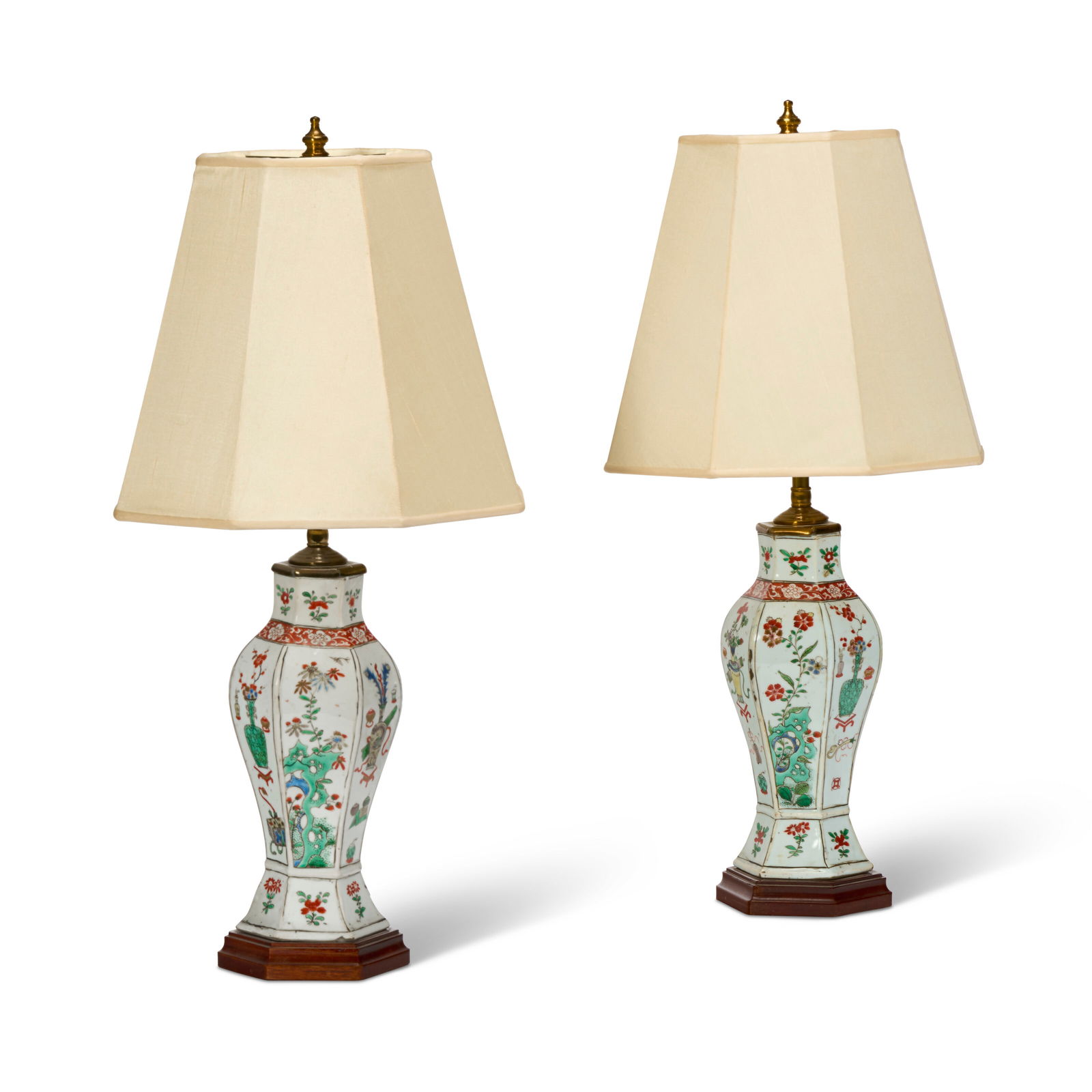 A PAIR OF CHINESE EXPORT PORCELAIN FAMILLE VERTE VASES, NOW MOUNTED AS LAMPS THE PORCELAIN KANGXI (1 of 4)
