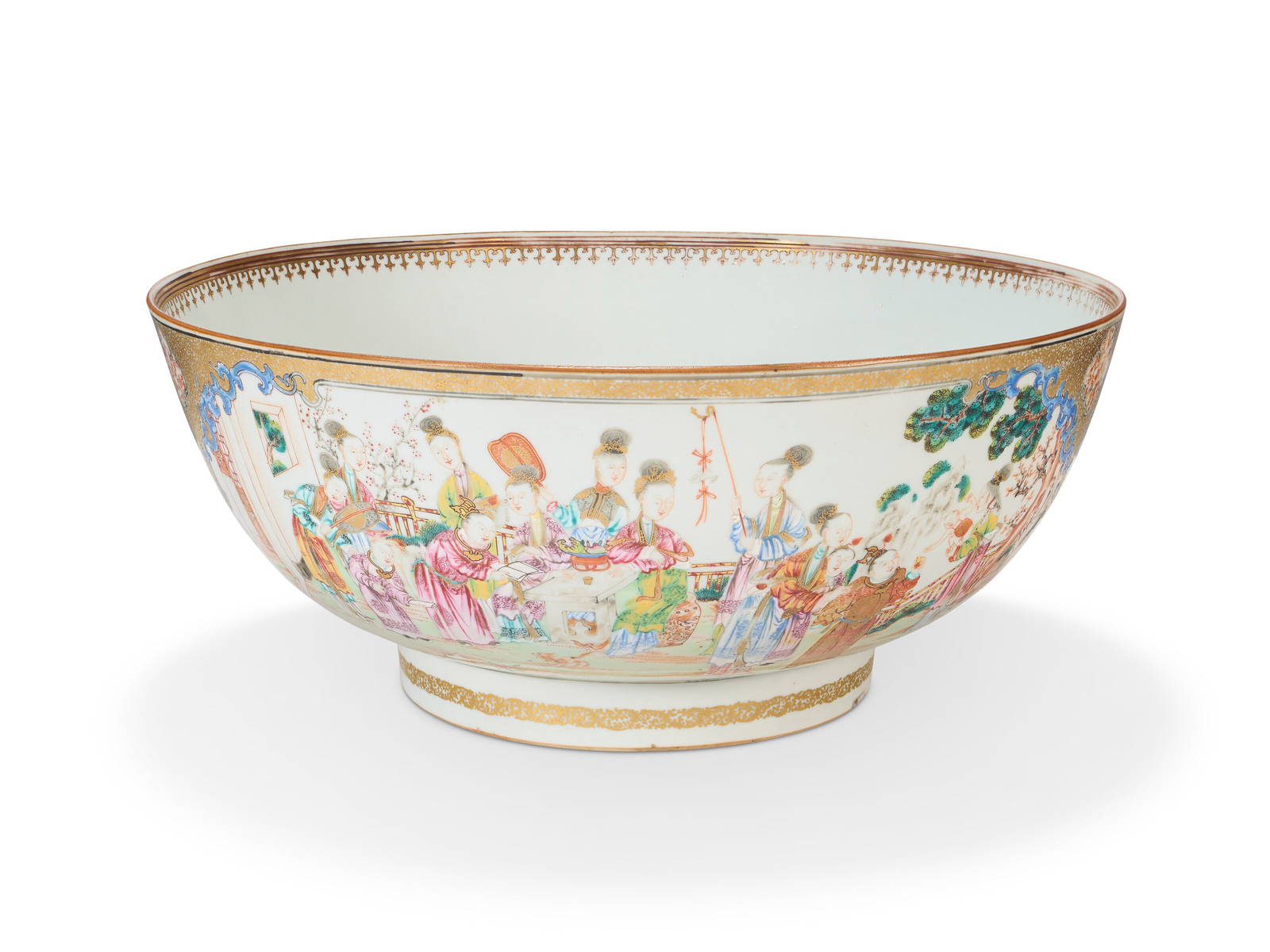 A LARGE CHINESE EXPORT PORCELAIN FAMILLE ROSE PUNCH BOWL QIANLONG PERIOD, CIRCA 1780