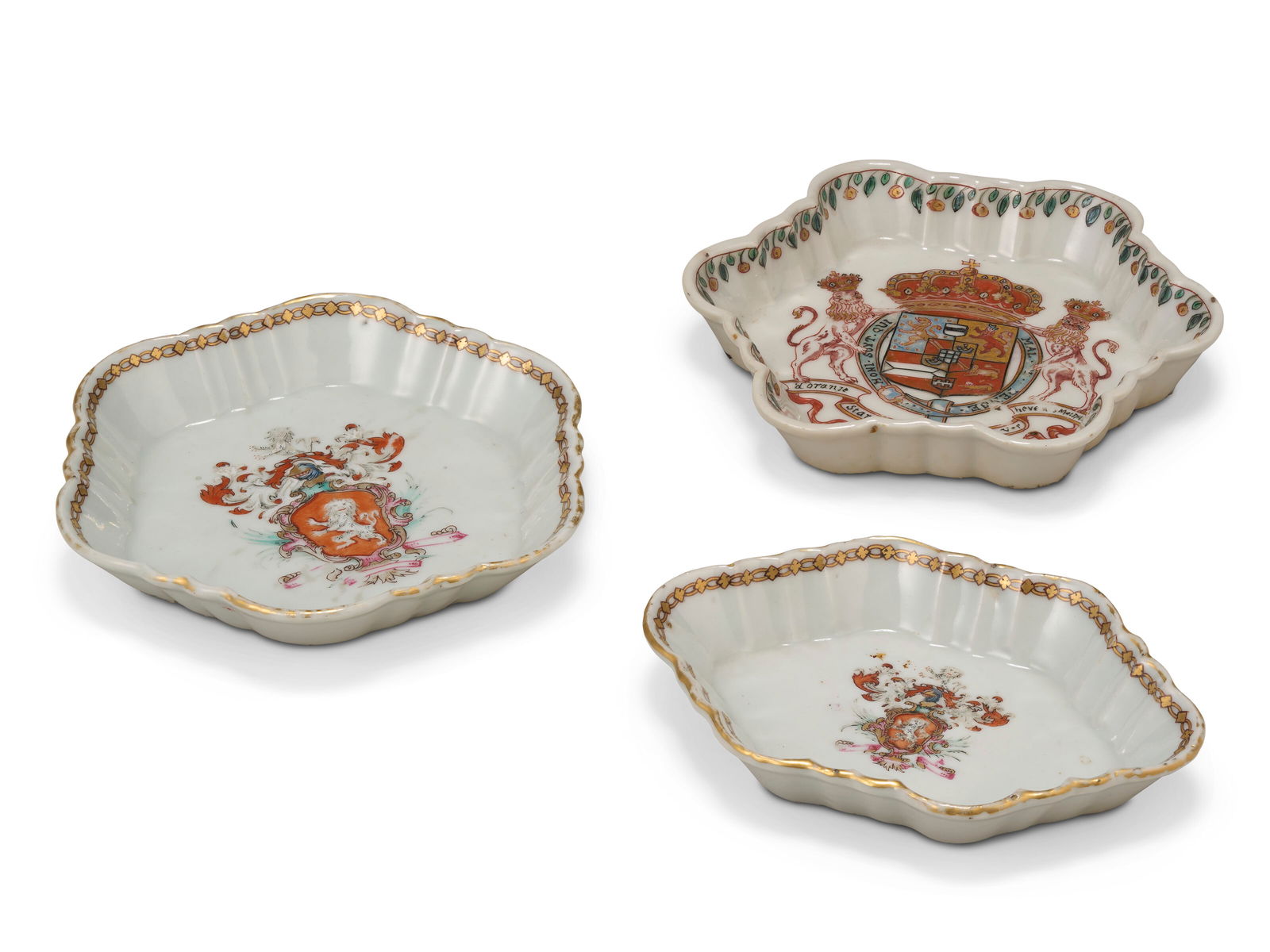 THREE CHINESE EXPORT PORCELAIN ARMORIAL STANDS QIANLONG PERIOD, CIRCA 1747-1755 (1 of 4)