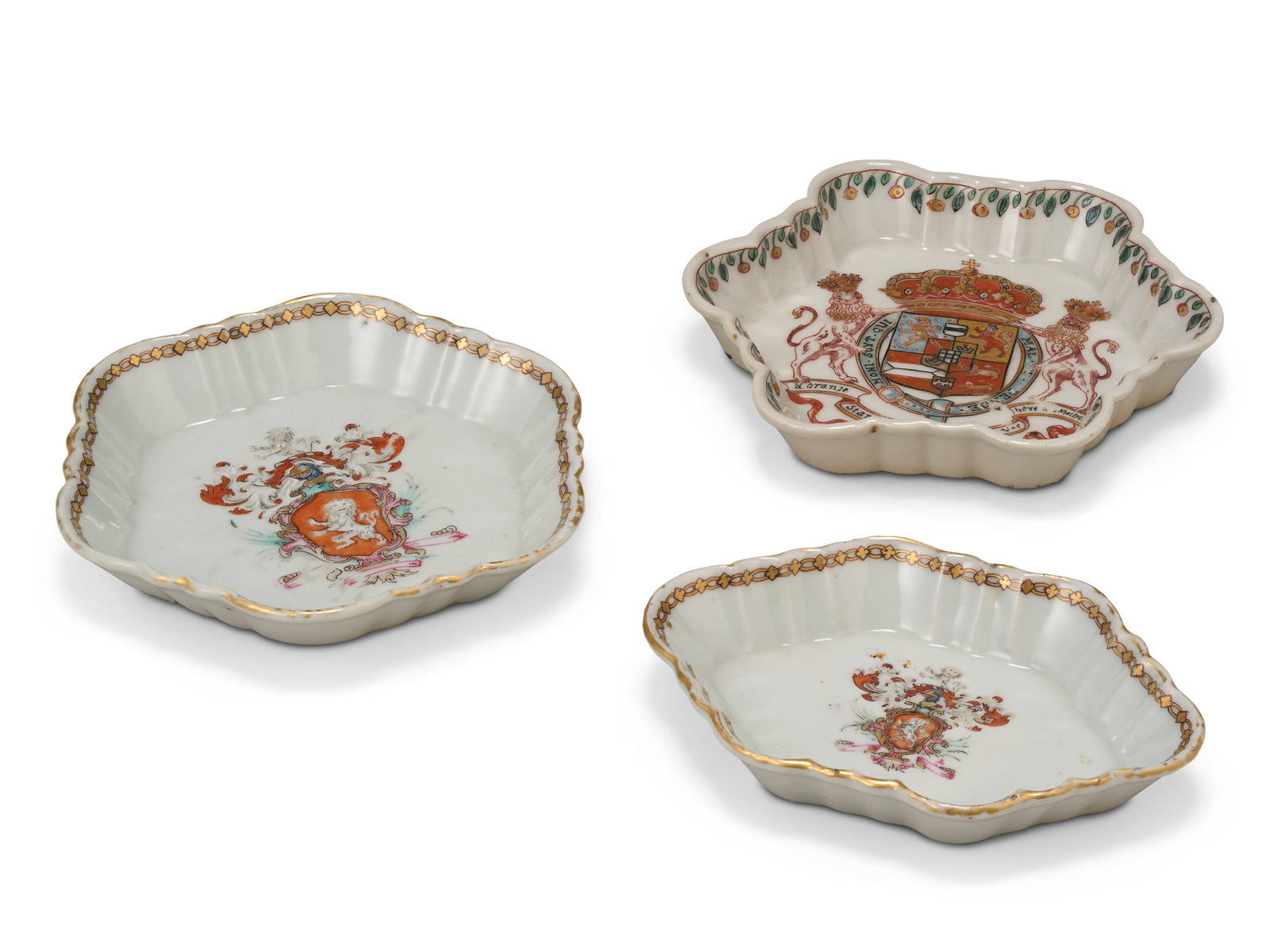 THREE CHINESE EXPORT PORCELAIN ARMORIAL STANDS QIANLONG PERIOD, CIRCA 1747-1755