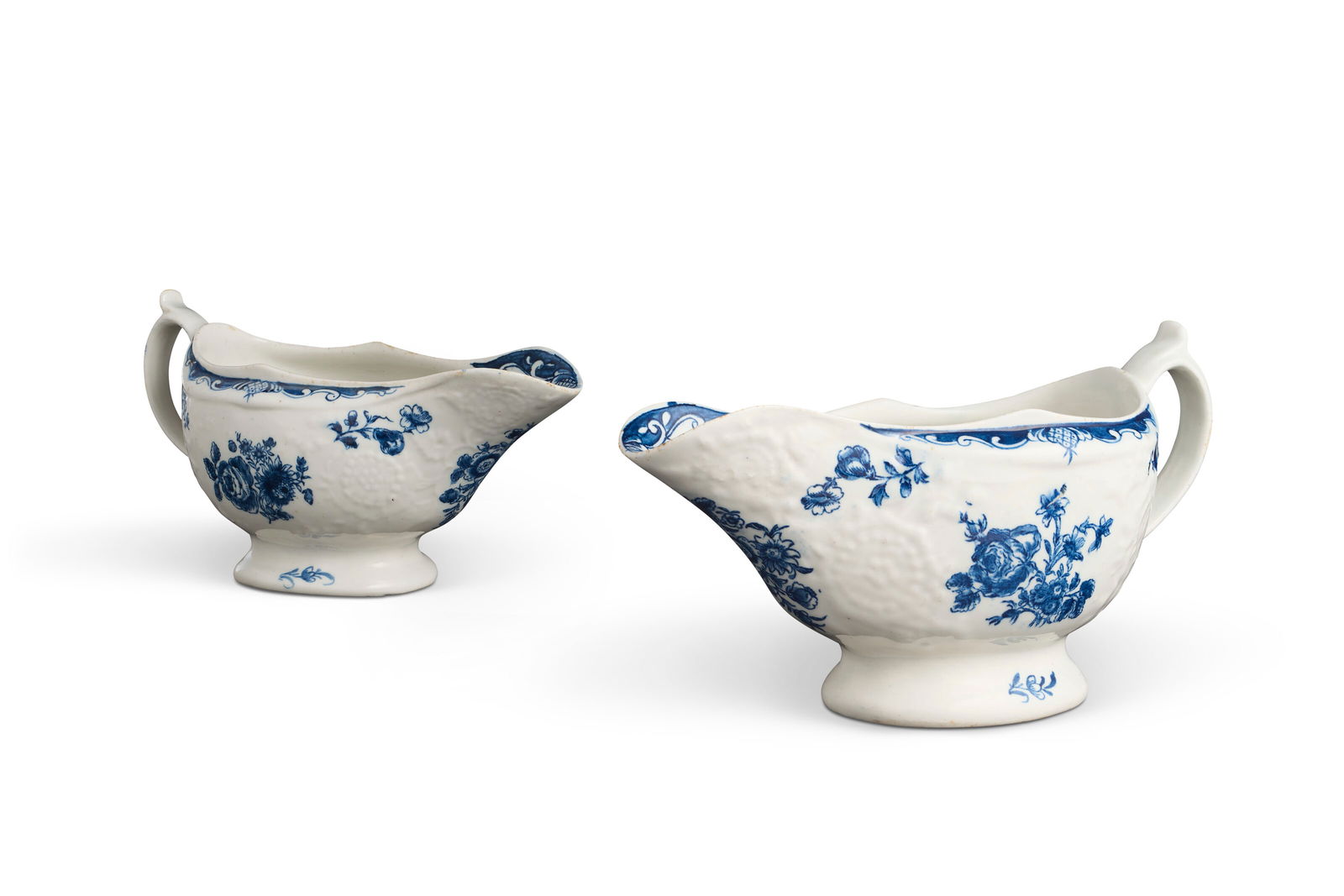 A PAIR OF ENGLISH PORCELAIN BLUE AND WHITE SAUCEBOATS CIRCA 1775, HATCHED BLUE CRESCENT MARKS (1 of 6)