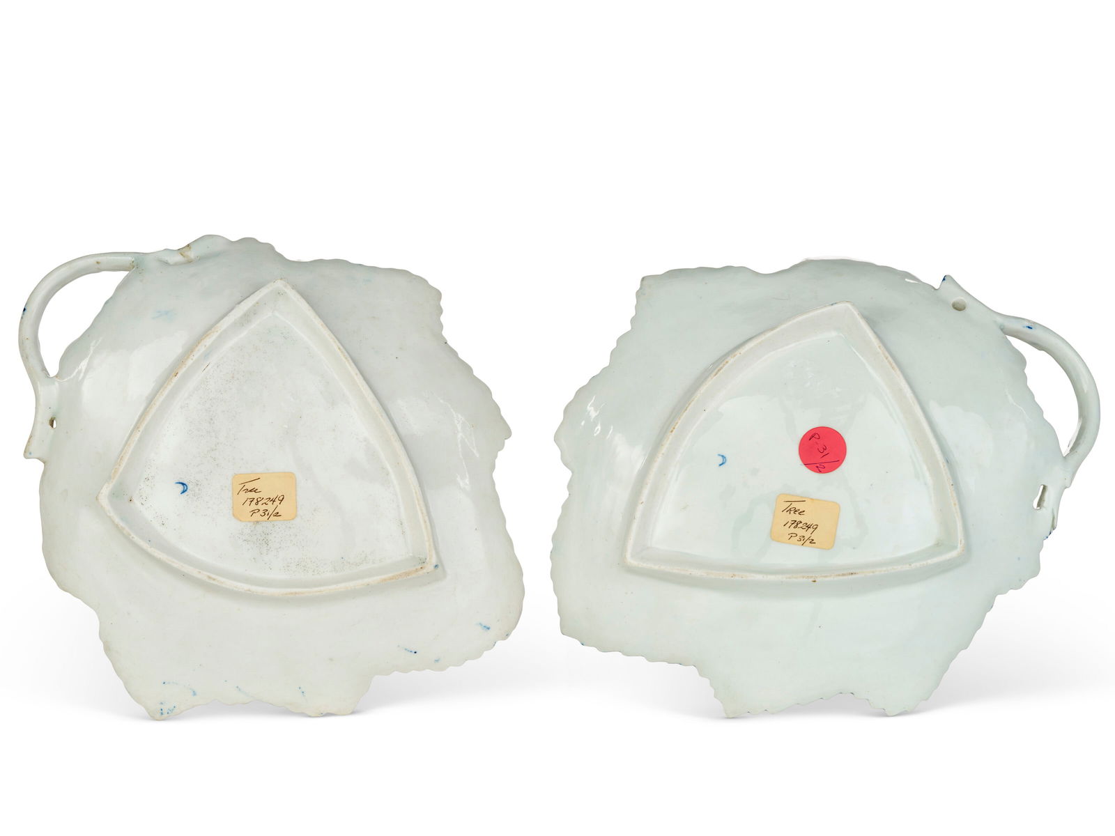 A PAIR OF WORCESTER PORCELAIN BLUE AND WHITE LEAF-SHAPED DISHES CIRCA 1765, BLUE OPEN CRESCENT MARKS (1 of 1)
