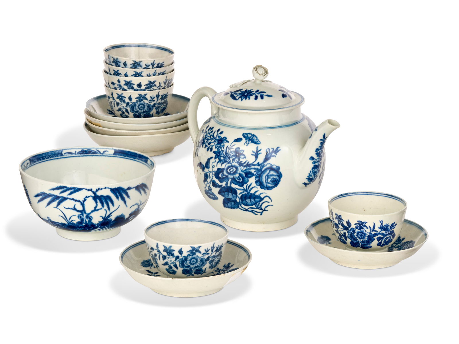 A GROUP OF WORCESTER PORCELAIN BLUE AND WHITE TEAWARES CIRCA 1770-1780, BLUE CRESCENT MARKS TO ALL (1 of 4)