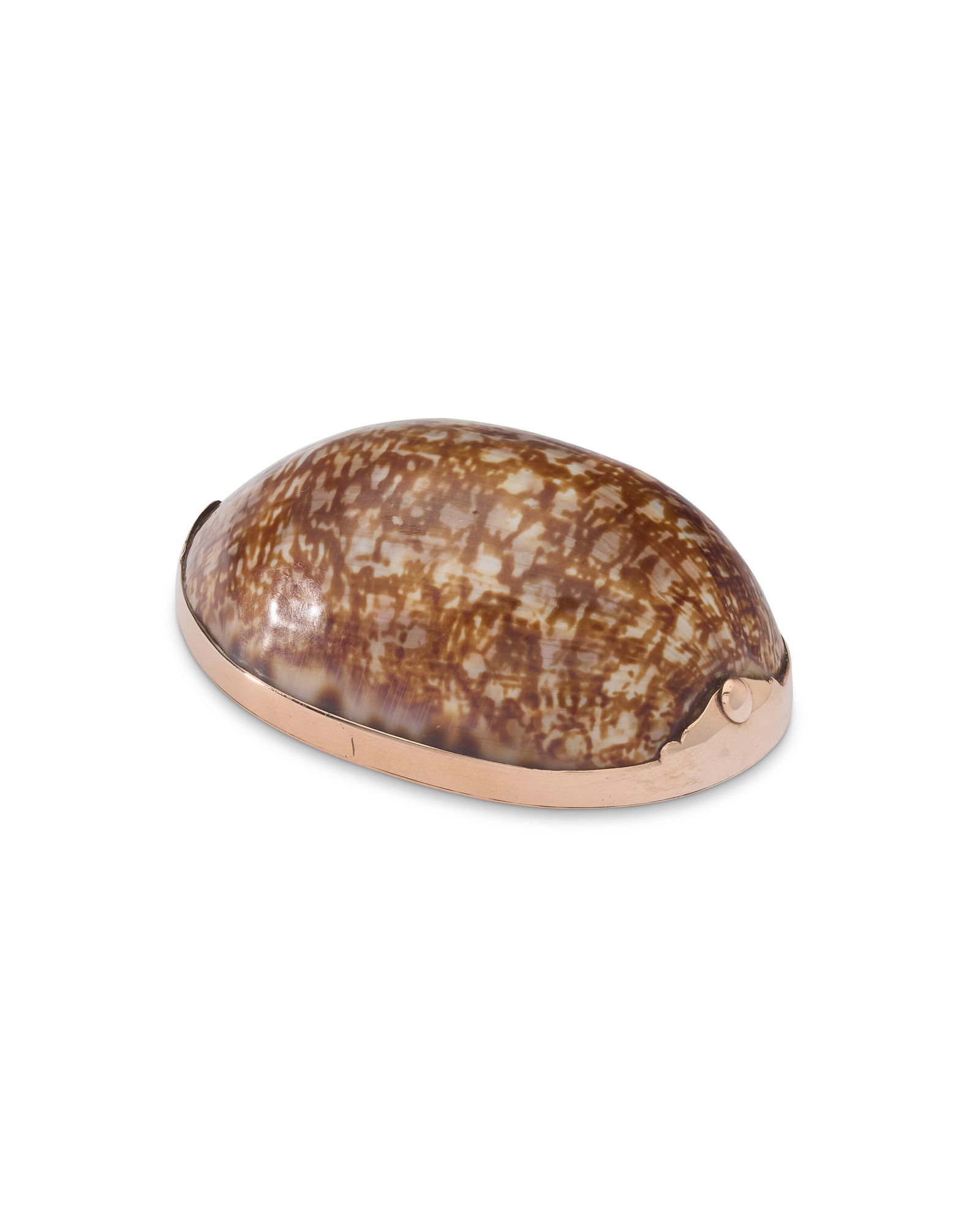 A GOLD-MOUNTED COWRIE SHELL SNUFF BOX POSSIBLY AMERICAN, LATE 18TH CENTURY (1 of 2)