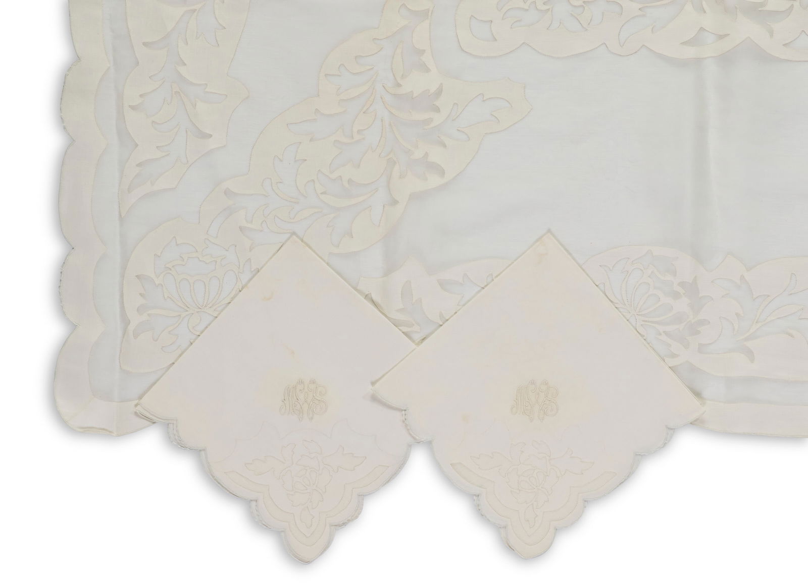 A LINEN APPLIQUE TABLECLOTH WITH COORDINATING MONOGRAMMED NAPKINS 20TH CENTURY (1 of 1)