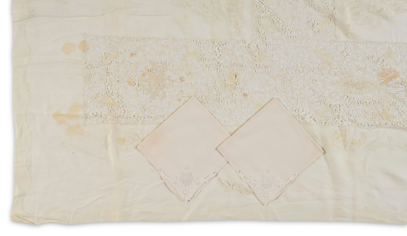 A LINEN AND NEEDLELACE TABLECLOTH WITH ASSOCIATED NAPKINS 20TH CENTURY: A LINEN AND NEEDLELACE TABLECLOTH WITH ASSOCIATED NAPKINS 20TH CENTURY Details Comprising a rectangular needle lace tablecloth with bird, rabbit and floral motif, dinner napkins with ALA monogram, and