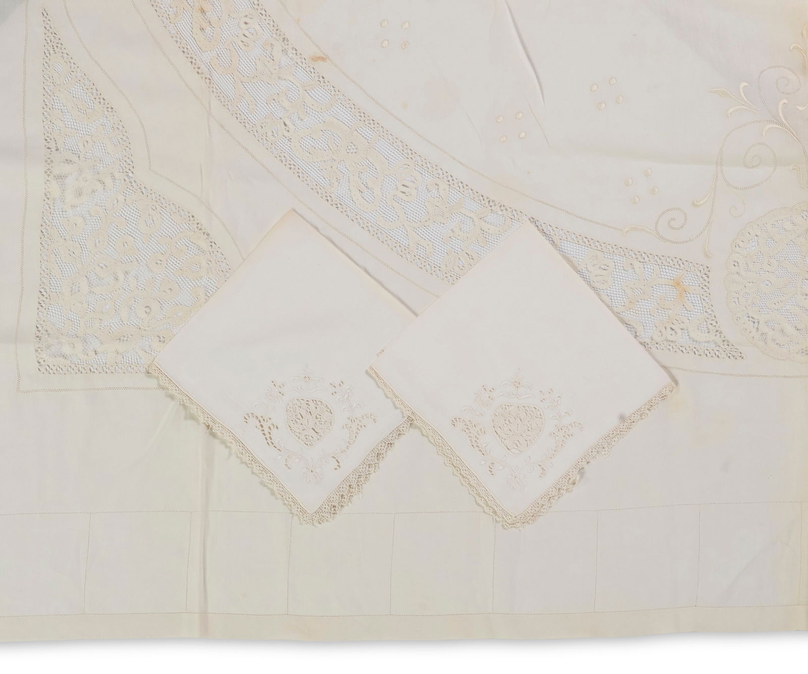 A LINEN NEEDLE LACE TABLECLOTH WITH ASSOCIATED NAPKINS 20TH CENTURY (1 of 1)