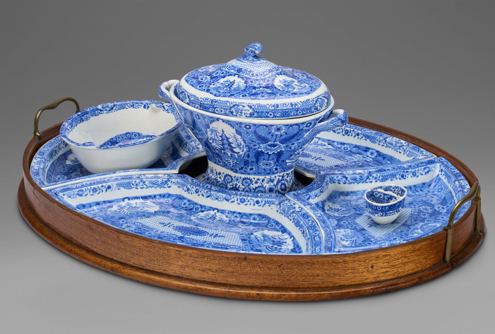 AN ENGLISH PEARLWARE BLUE AND WHITE TRANSFER-PRINTED SUPPER-SET AND WOODEN TRAY LATE 18TH/EARLY 19TH (1 of 4)