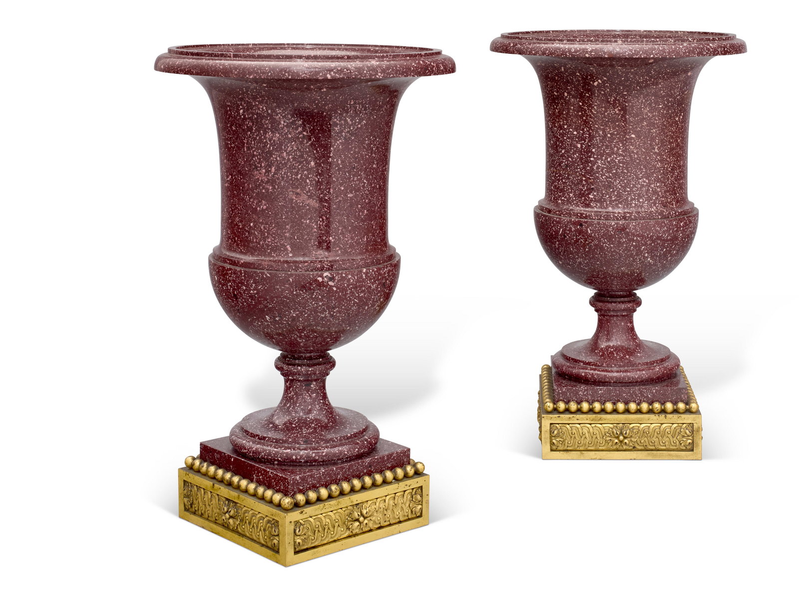 PAIRE DE VASES MÉDICIS D’ÉPOQUE NÉOCLASSIQUE: Details PAIRE DE VASES MÉDICIS D’ÉPOQUE NÉOCLASSIQUE SIGNATURE DE L’ESCALIER DE CRISTAL, MILIEU DU XIXE SIÈCLE En porphyre rouge d'Egypte et ornementation de bronze