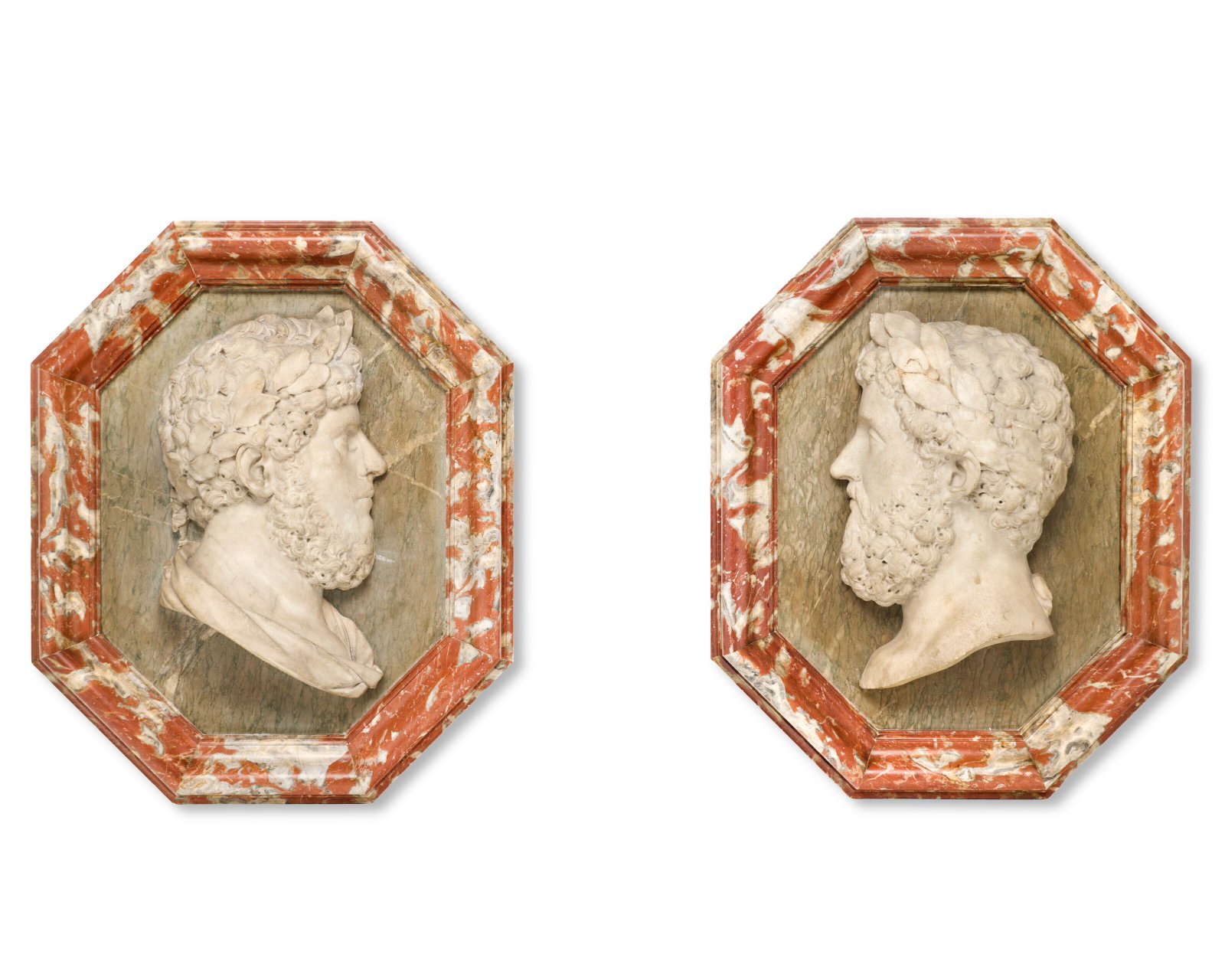 FRANCE, XVIIE SIÈCLE: Details FRANCE, XVIIE SIÈCLE Profils de deux empereurs romains, dont Marc-Aurèle paire de reliefs en marbre blanc, les fonds en marbre Campan vert et les cadres octogonaux en marbre rouge