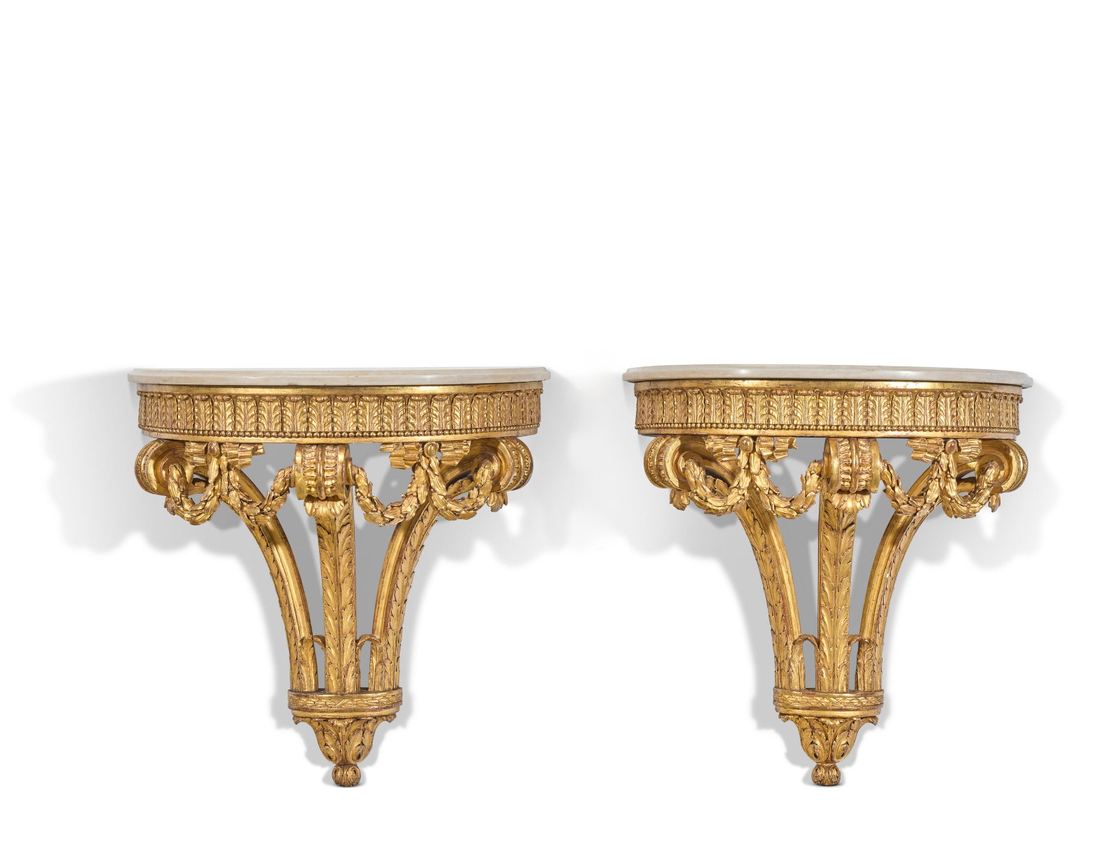 PAIRE DE CONSOLES DEMI-LUNE D'ÉPOQUE LOUIS XVI: Details PAIRE DE CONSOLES DEMI-LUNE D'ÉPOQUE LOUIS XVI D'APRÈS UN MODÈLE DE RICHARD DE LALONDE, VERS 1775 En bois mouluré, sculpté et doré, le plateau de marbre blanc