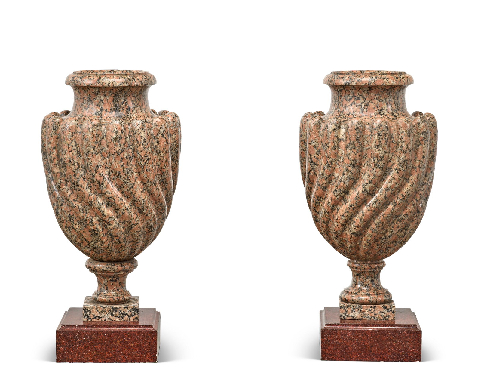 PAIRE DE VASES DE STYLE NÉOCLASSIQUE: Details PAIRE DE VASES DE STYLE NÉOCLASSIQUE XIXE SIÈCLE granit rose, le corps à godrons torses, reposant sur des socles postérieurs en bois peint à l'imitation du marbre