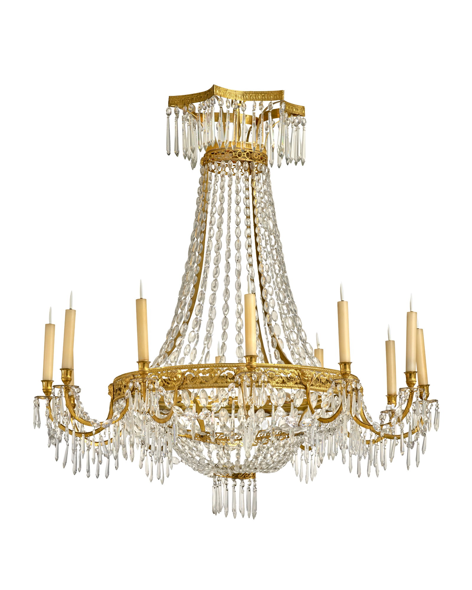LUSTRE CORBEILLE NÉOCLASSIQUE: Details LUSTRE CORBEILLE NÉOCLASSIQUE EUROPE DU NORD, XIXE SIÈCLE En bronze ciselé et doré et pampilles de cristal, à douze lumières, ceint d'une frise d'entrelacs