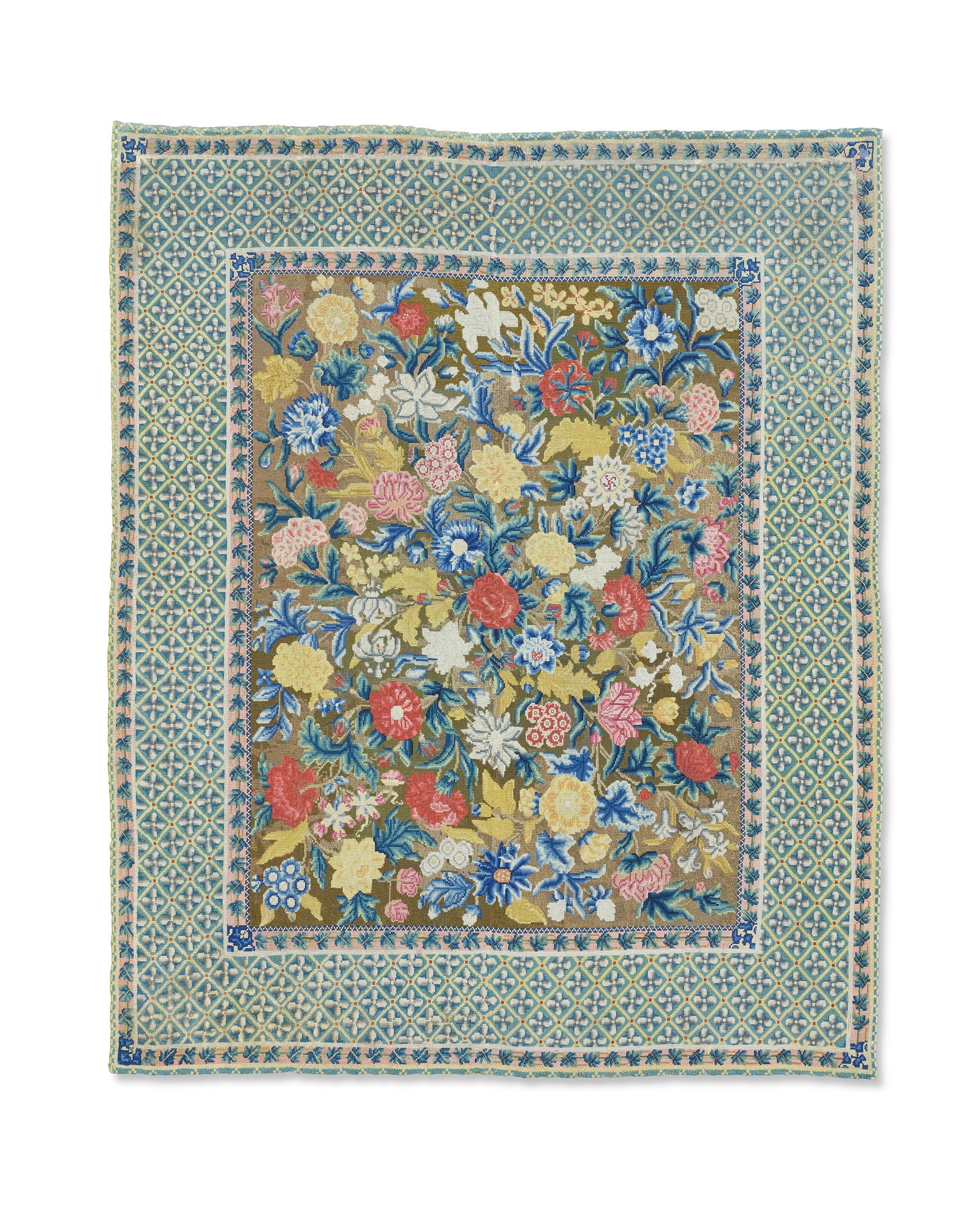 TAPIS D’ÉPOQUE LOUIS XV: Details TAPIS D’ÉPOQUE LOUIS XV MILIEU DU XVIIIE SIÈCLE En laine, à décor de fleurs et feuillages stylisés sur fond capucin, la bordure ornée de croisillons et