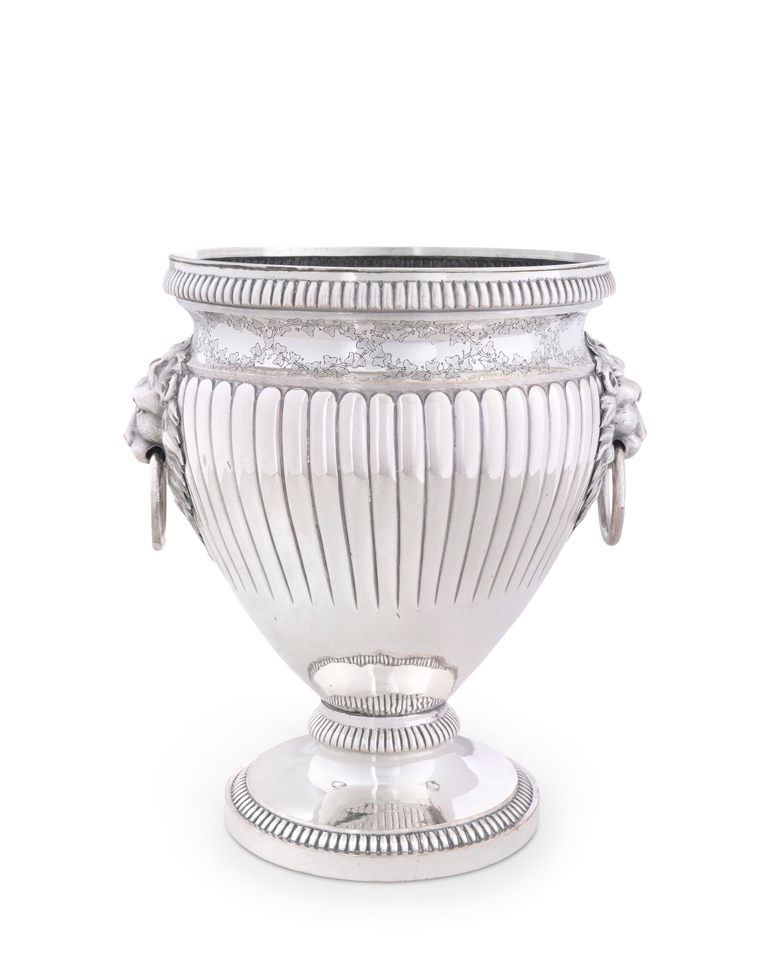 PAIRE DE RAFRAÎCHISSOIRS À BOUTEILLE EN MÉTAL PLAQUÉ D'ÉPOQUE LOUIS XVI: Details PAIRE DE RAFRAÎCHISSOIRS À BOUTEILLE EN MÉTAL PLAQUÉ D'ÉPOQUE LOUIS XVI PAR JACQUES DAUMY, PARIS, VERS 1790 Chacun de forme ovoïde sur piédouche à