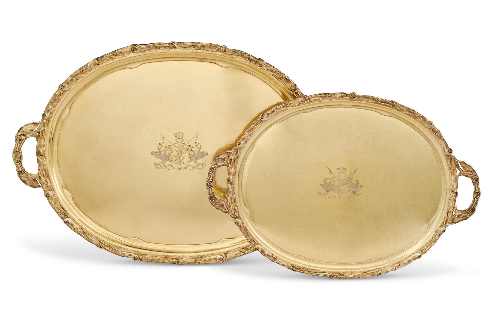 DEUX PLATEAUX EN VERMEIL RUSSE: Details DEUX PLATEAUX EN VERMEIL RUSSE PAR NICHOLLS ET PLINKE, ORFÈVRE ROBERT KOKHUN, ST PETERSBURG, 1860 ET 1862 Ovales, en deux tailles, les bords et les anses fondus et ciselés à