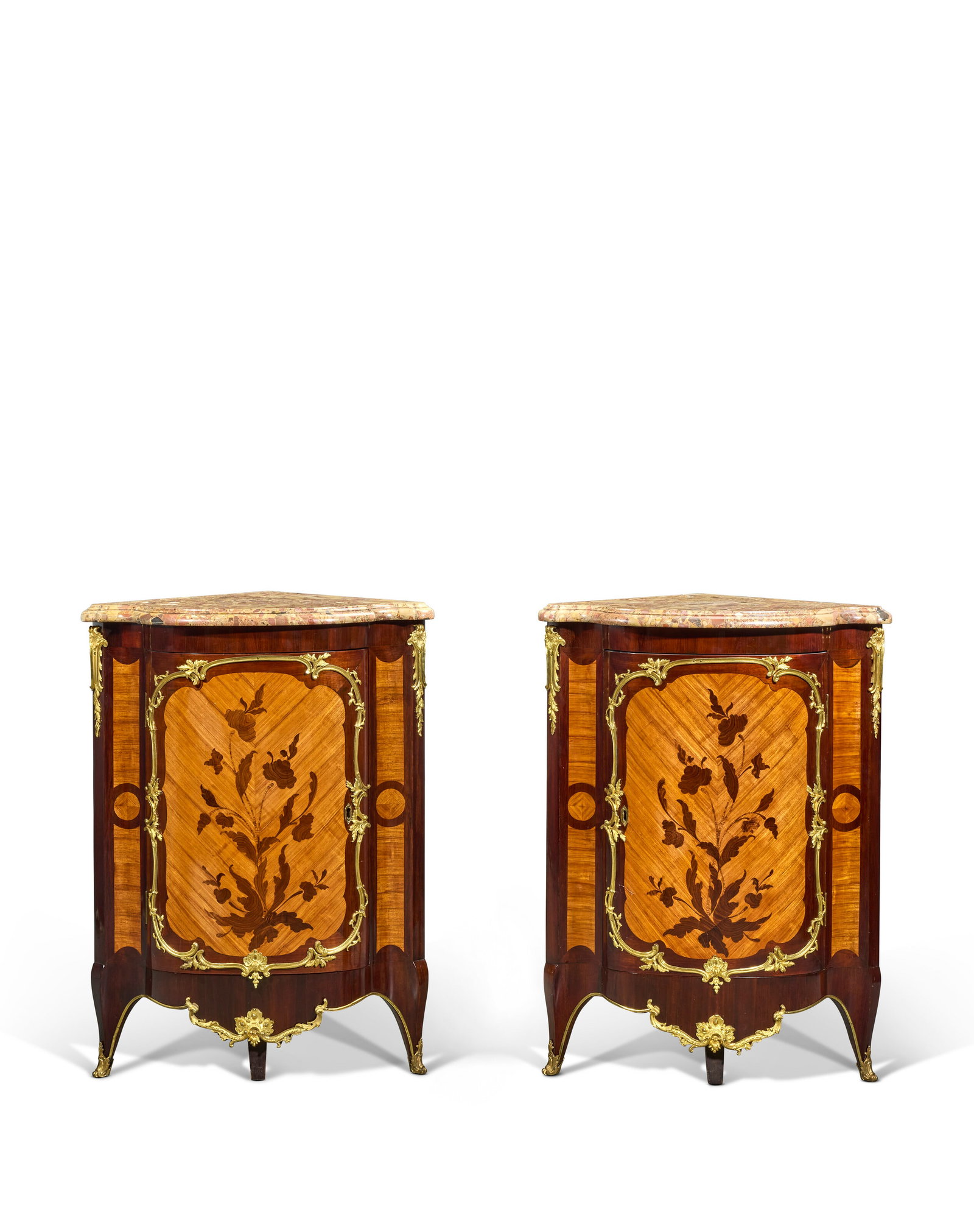 PAIRE D'ENCOIGNURES D'ÉPOQUE LOUIS XV: Details PAIRE D'ENCOIGNURES D'ÉPOQUE LOUIS XV ESTAMPILLE DE BERNARD II VAN RISAMBURGH, VERS 1750 En placage d'amarante, bois de rose, bois de violette et ornementation de bronze ciselé et do