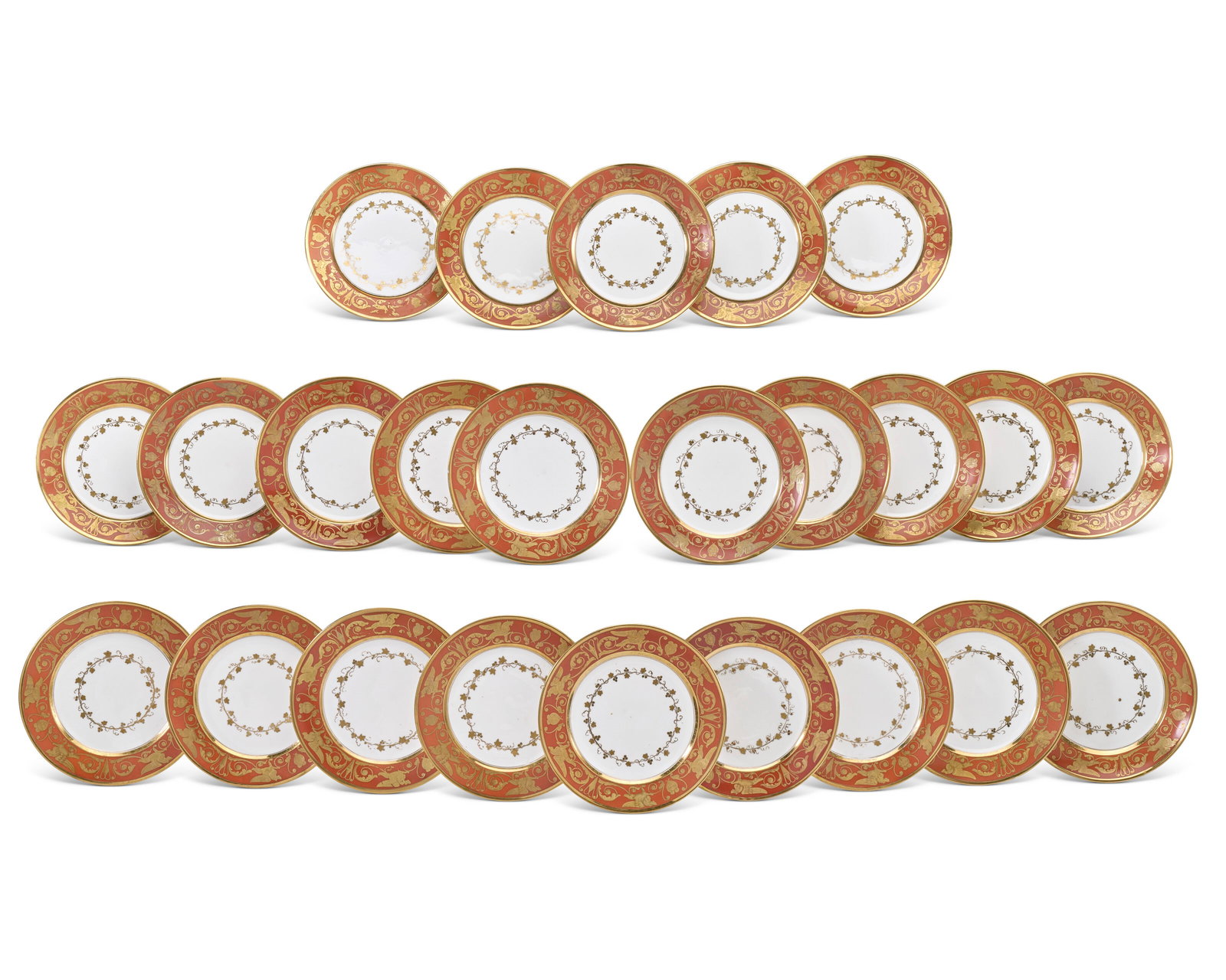ENSEMBLE DE VINGT-QUATRE ASSIETTES EN PORCELAINE D'ÉPOQUE EMPIRE: Details ENSEMBLE DE VINGT-QUATRE ASSIETTES EN PORCELAINE D'ÉPOQUE EMPIRE PARIS, MANUFACTURE DAGOTY, VERS 1805-1810 À décor en or au centre d'une couronne de vigne et sur l'aile d'une fr