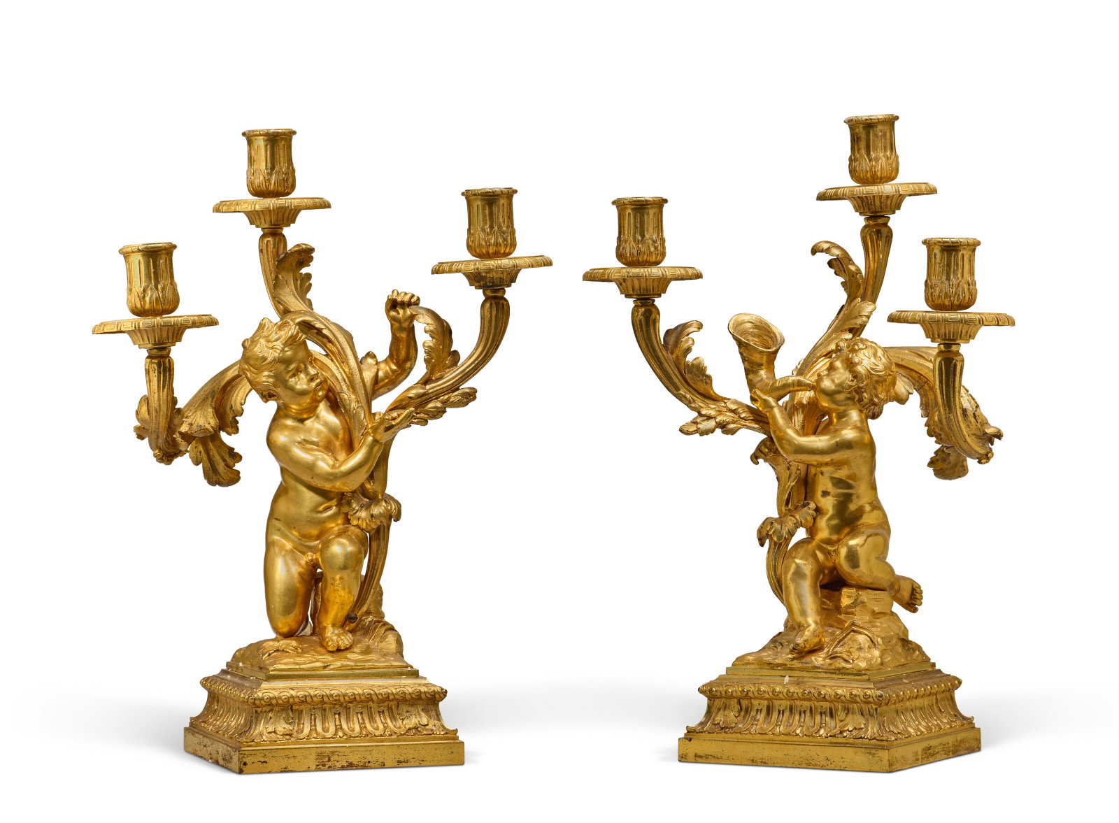 PAIRE DE CANDÉLABRES D'ÉPOQUE RESTAURATION: Details PAIRE DE CANDÉLABRES D'ÉPOQUE RESTAURATION VERS 1830 En bronze ciselé et doré, à trois bras de lumière ornés de feuilles d'acanthe tenus par un putto assis