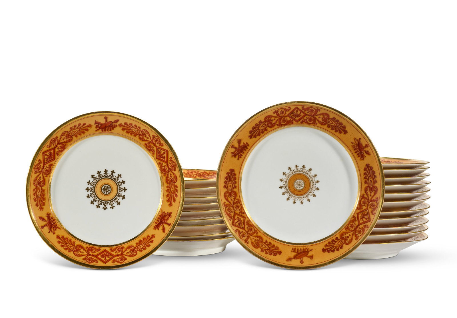 ENSEMBLE DE VINGT-DEUX ASSIETTES EN PORCELAINE: Details ENSEMBLE DE VINGT-DEUX ASSIETTES EN PORCELAINE PARIS, MANUFACTURE DE FOËSCY, XIXE SIÈCLE À décor au centre d'une rosace en orange et or, sur l'aile de trophées,