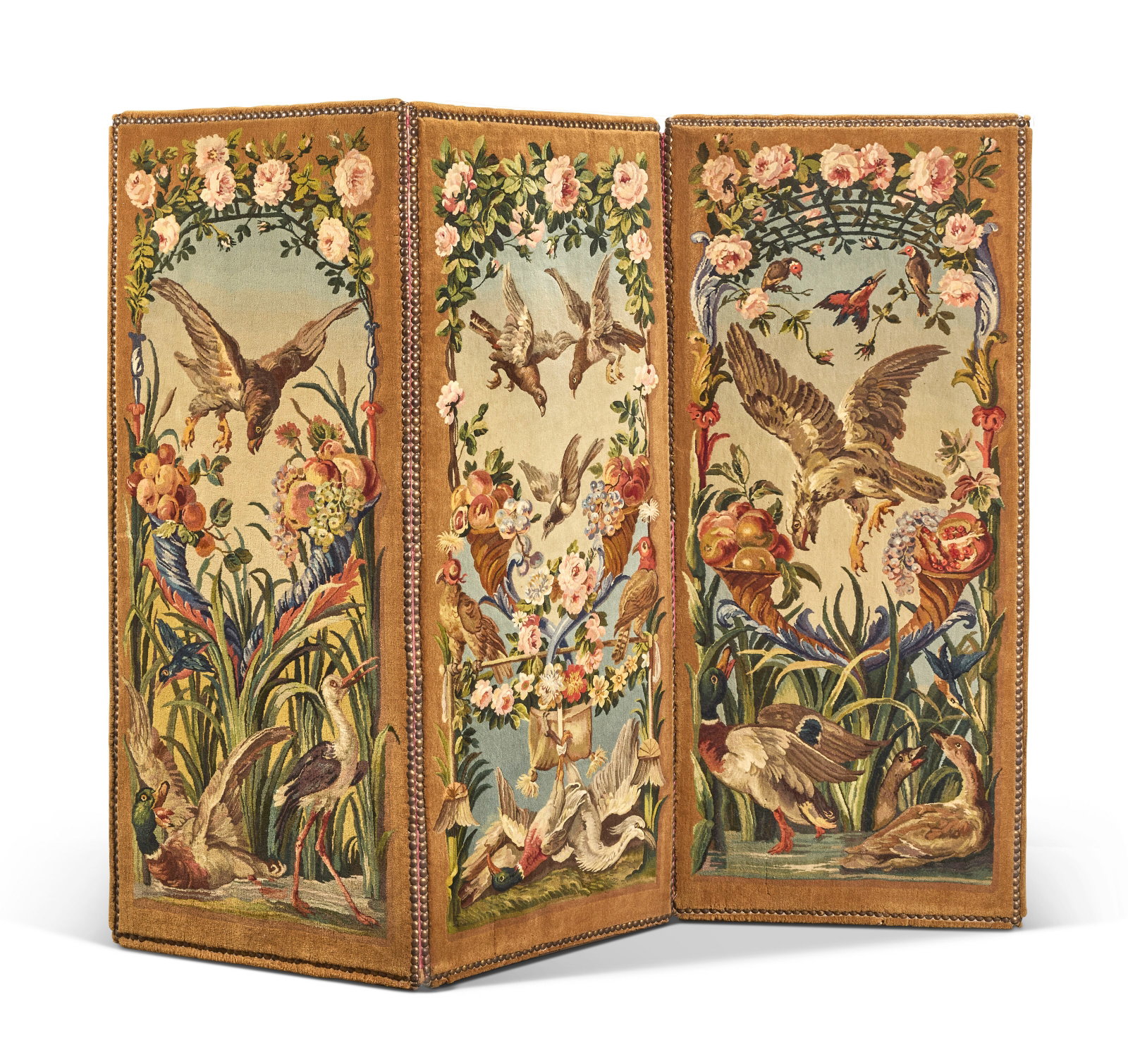PARAVENT A TROIS FEUILLES D’ÉPOQUE LOUIS XV: Details PARAVENT A TROIS FEUILLES D’ÉPOQUE LOUIS XV MANUFACTURE ROYALE DE LA SAVONNERIE, D'APRÈS UN CARTON DE FRANÇOIS DESPORTES, MILIEU DU XVIIIE SIÈCLE En laine, chaque