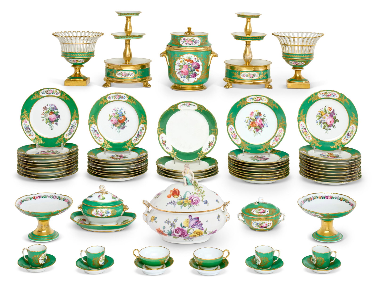 PARTIE DE SERVICE COMPOSITE EN PORCELAINE D'ÉPOQUE LOUIS-PHILIPPE ET NAPOLÉON III: Details PARTIE DE SERVICE COMPOSITE EN PORCELAINE D'ÉPOQUE LOUIS-PHILIPPE ET NAPOLÉON III PARIS, FEUILLET ET ESCALIER DE CRISTAL, XIXE SIÈCLE À décor polychrome de bouquets