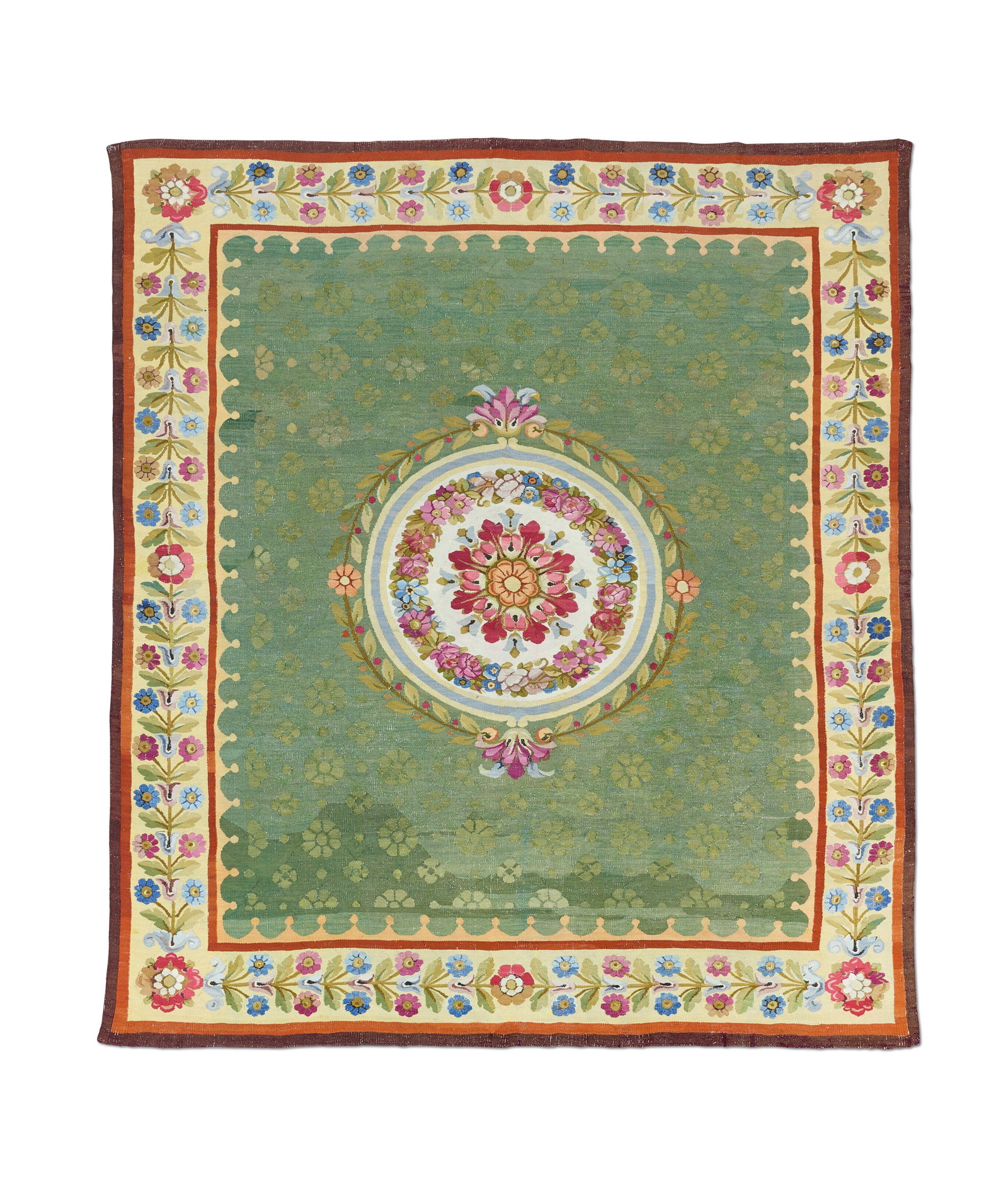TAPIS D’AUBUSSON D’ÉPOQUE RESTAURATION: Details TAPIS D’AUBUSSON D’ÉPOQUE RESTAURATION VERS 1820 En laine, à décor d'un médaillon central orné d’une rosace et d'une couronne de fleurs sur fond cr&#