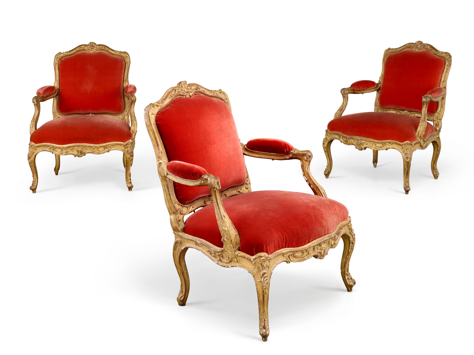 SUITE DE TROIS FAUTEUILS D’ÉPOQUE LOUIS XV: Details SUITE DE TROIS FAUTEUILS D’ÉPOQUE LOUIS XV VERS 1740 En hêtre mouluré, sculpté et redoré, à châssis, le dossier droit à la Reine légèrem