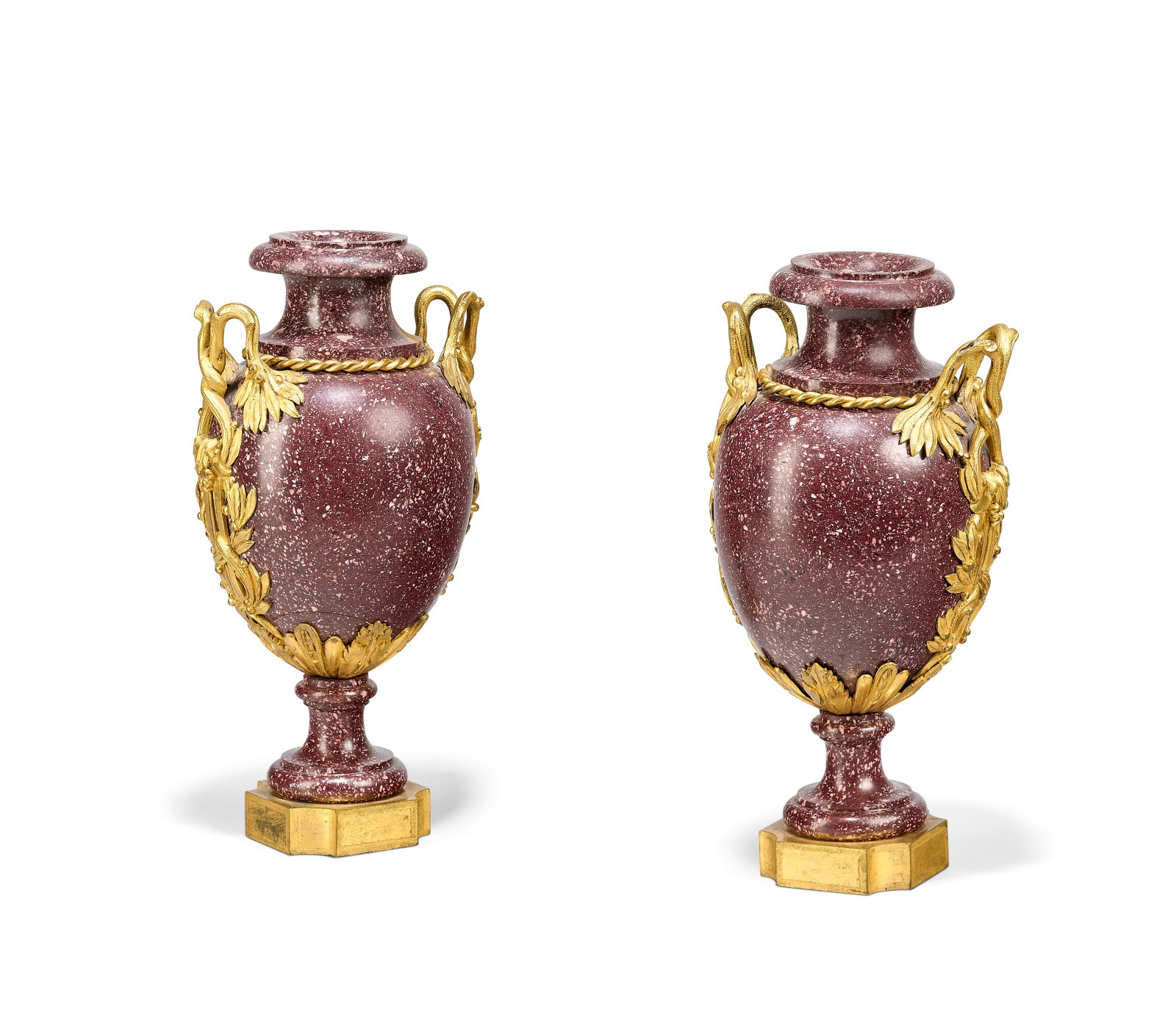 PAIRE DE VASES MONTÉS EN PARTIE D'ÉPOQUE LOUIS XVI: Details PAIRE DE VASES MONTÉS EN PARTIE D'ÉPOQUE LOUIS XVI LES BRONZES DU DERNIER QUART DU XVIIIE SIÈCLE, LE PORPHYRE PLUS TARDIF En porphyre rouge d'Egypte associé, la monture de
