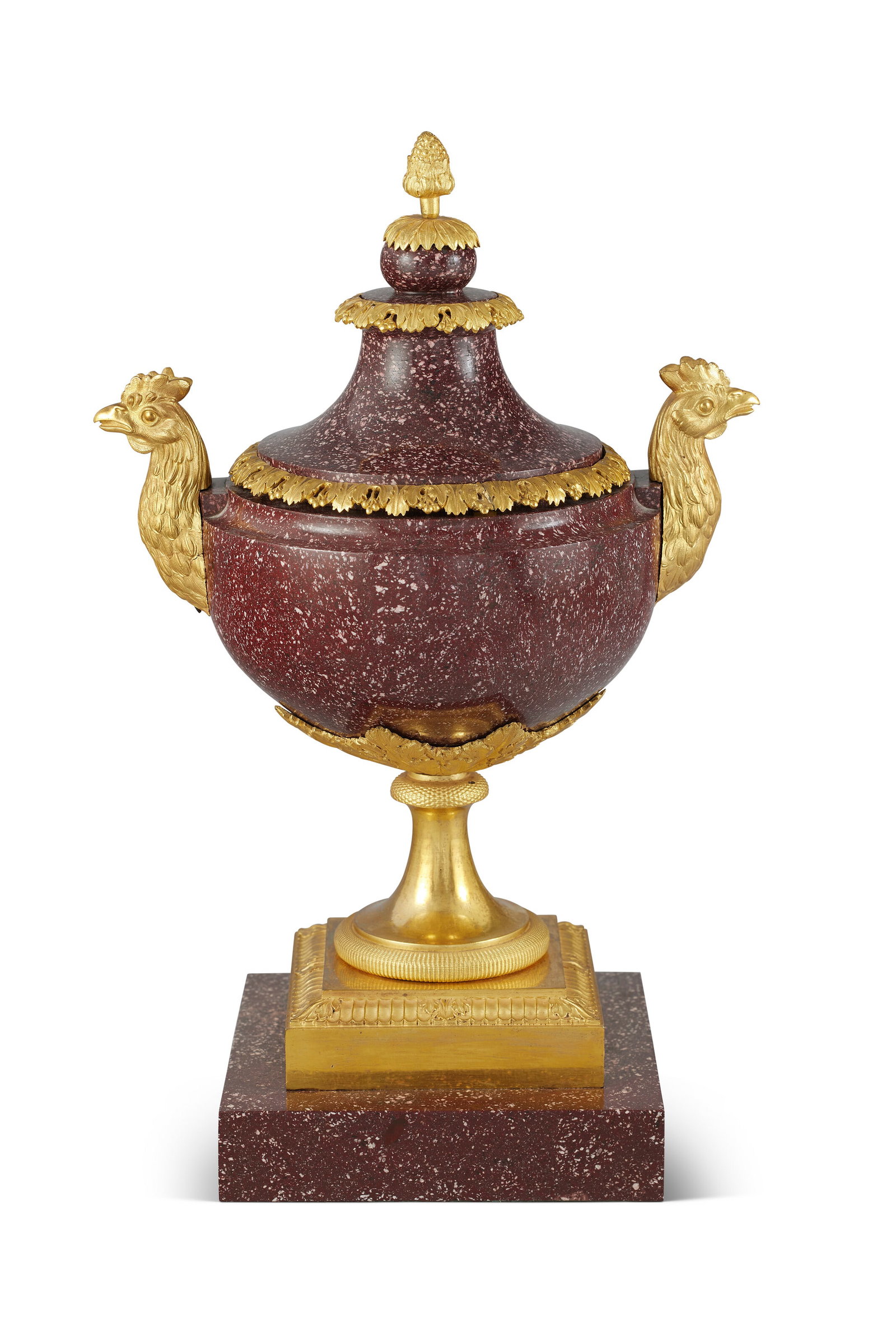 VASE COUVERT COUVERT D'ÉPOQUE NÉOCLASSIQUE: Details VASE COUVERT COUVERT D'ÉPOQUE NÉOCLASSIQUE DEUXIÈME QUART DU XIXE SIÈCLE En porphyre d'Egypte et monture de bronze ciselé et doré, le vase orné de feuilles,
