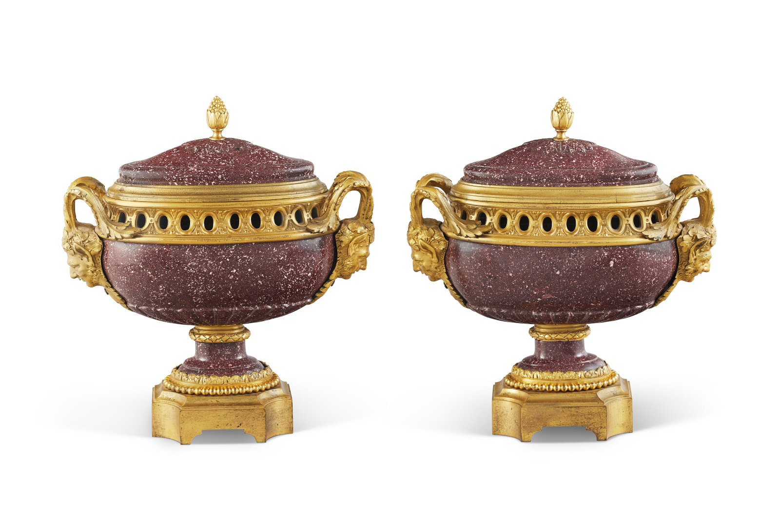 PAIRE DE POTS-POURRIS D’ÉPOQUE RESTAURATION: Details PAIRE DE POTS-POURRIS D’ÉPOQUE RESTAURATION VERS 1830 En porphyre d’Egypte mouluré et sculpté, ornementation de bronze ciselé et doré, le corps de forme