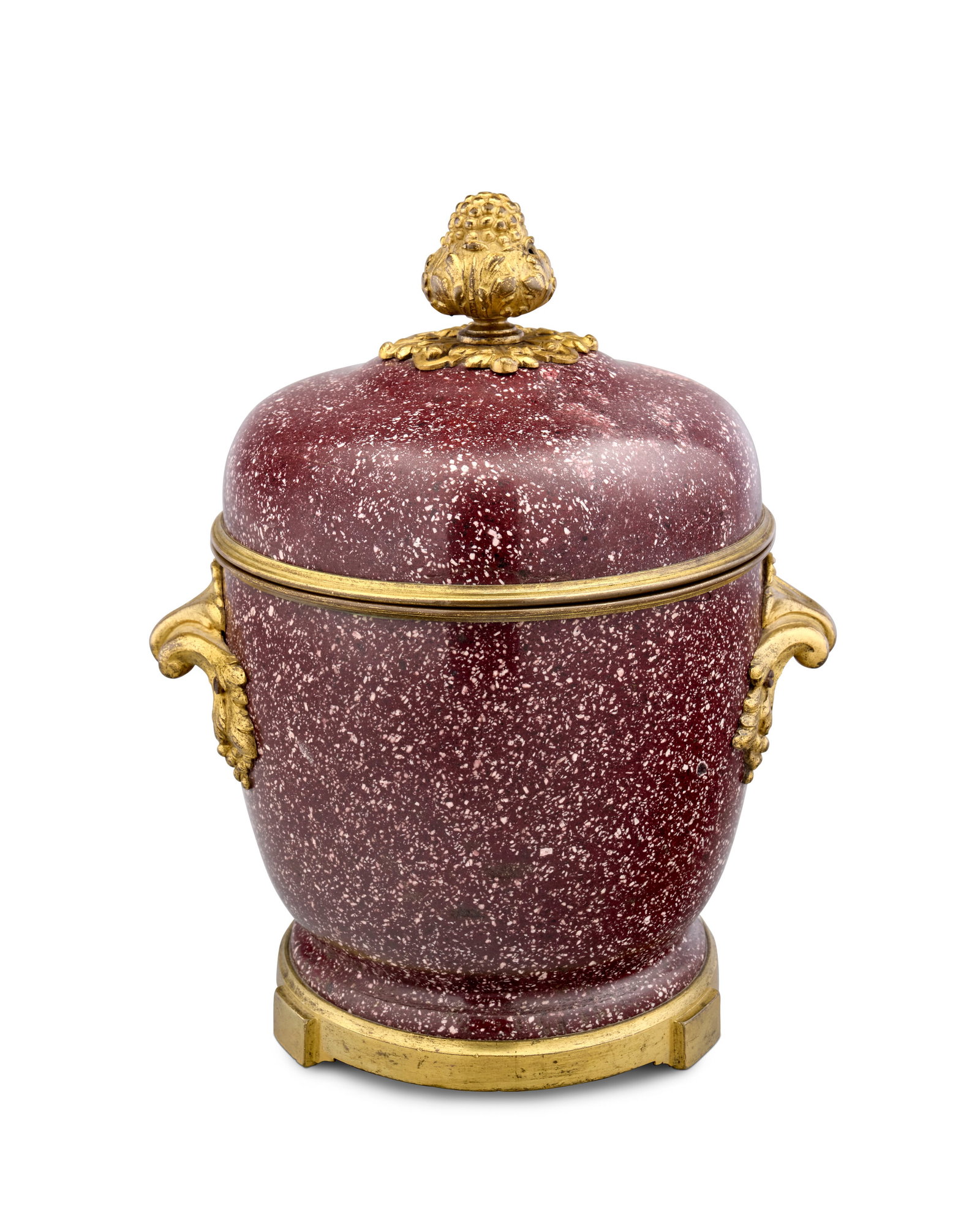 POT COUVERT DE STYLE LOUIS XV: Details POT COUVERT DE STYLE LOUIS XV XIXE SIÈCLE En porphyre rouge d’Egypte et monture de bronze ciselé et doré, le couvercle sommé d'une prise en forme de grenade