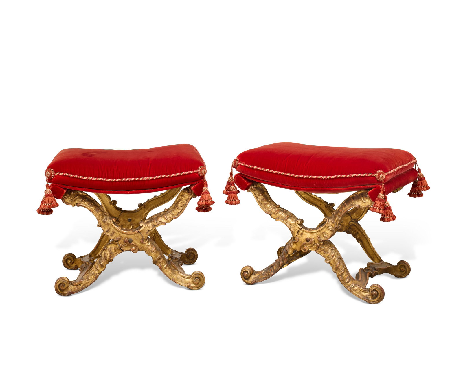 PAIRE DE PLOYANTS D’ÉPOQUE ROCOCO: Details PAIRE DE PLOYANTS D’ÉPOQUE ROCOCO ITALIE, MILIEU DU XVIIIE SIÈCLE En noyer mouluré, sculpté et doré, les montants en X amovibles se terminant par des pieds en vo