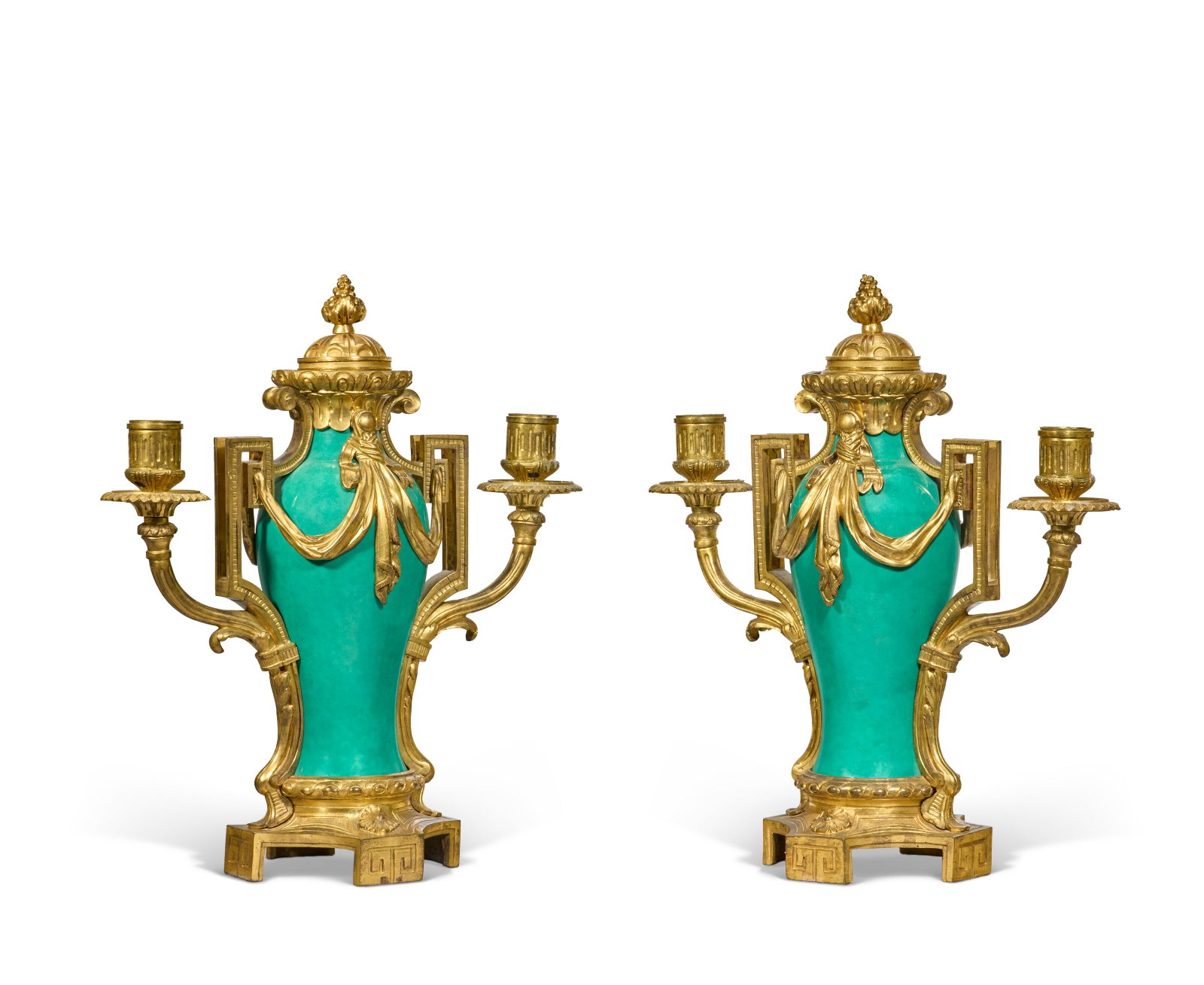 PAIRE DE CANDÉLABRES D'ÉPOQUE TRANSITION: Details PAIRE DE CANDÉLABRES D'ÉPOQUE TRANSITION VERS 1770 - 1775 En porcelaine tendre à fond vert de la manufacture de Sèvres vers 1765-1775 et monture de bronze ciselé et do