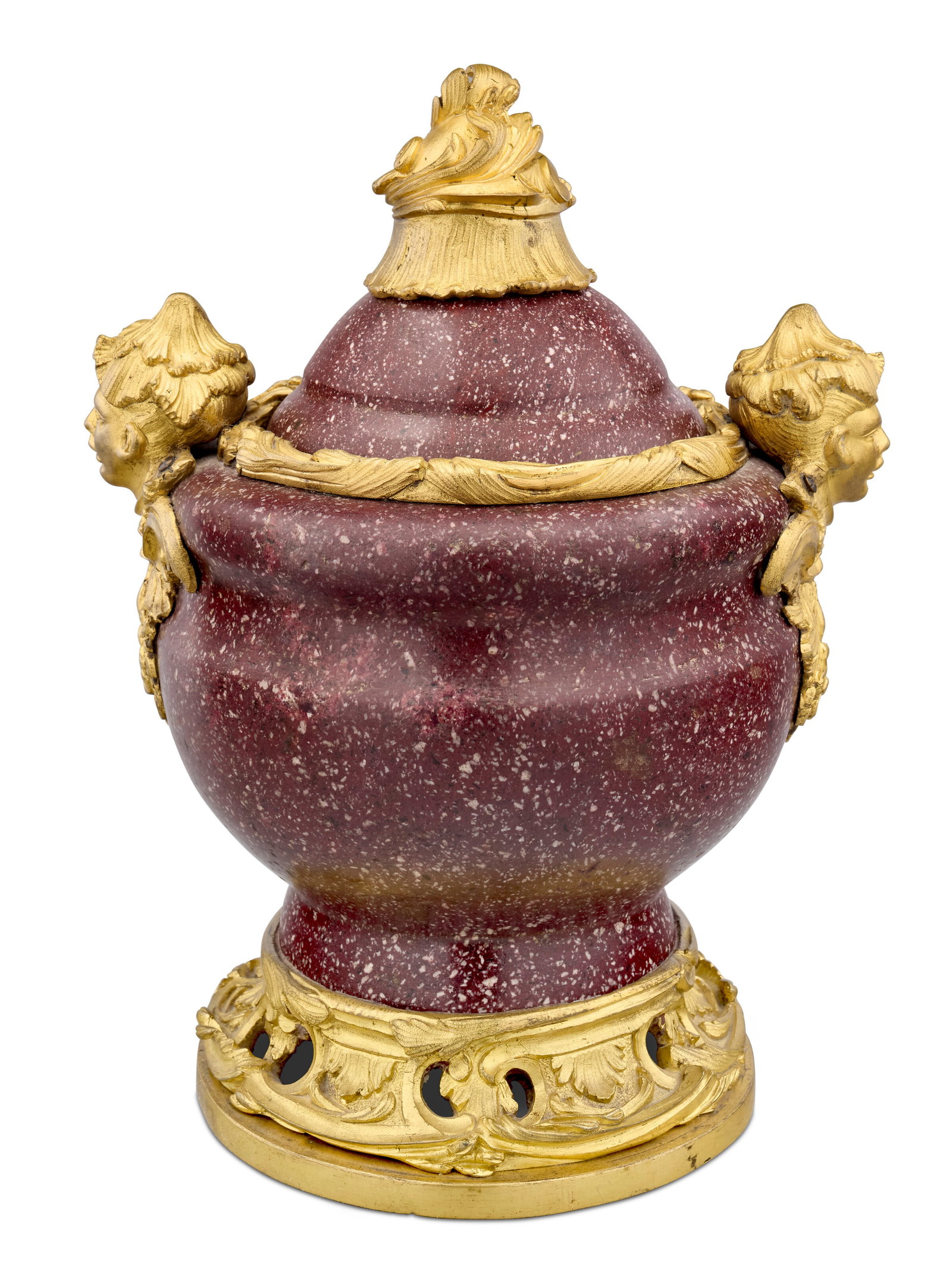 VASE COUVERT DE STYLE LOUIS XV: Details VASE COUVERT DE STYLE LOUIS XV LES BRONZES DU XIXE SIÈCLE, LE PORPHYRE PROBABLEMENT DU XVIIIE SIÈCLE En porphyre rouge d’Egypte et ornementation de bronze ciselé et