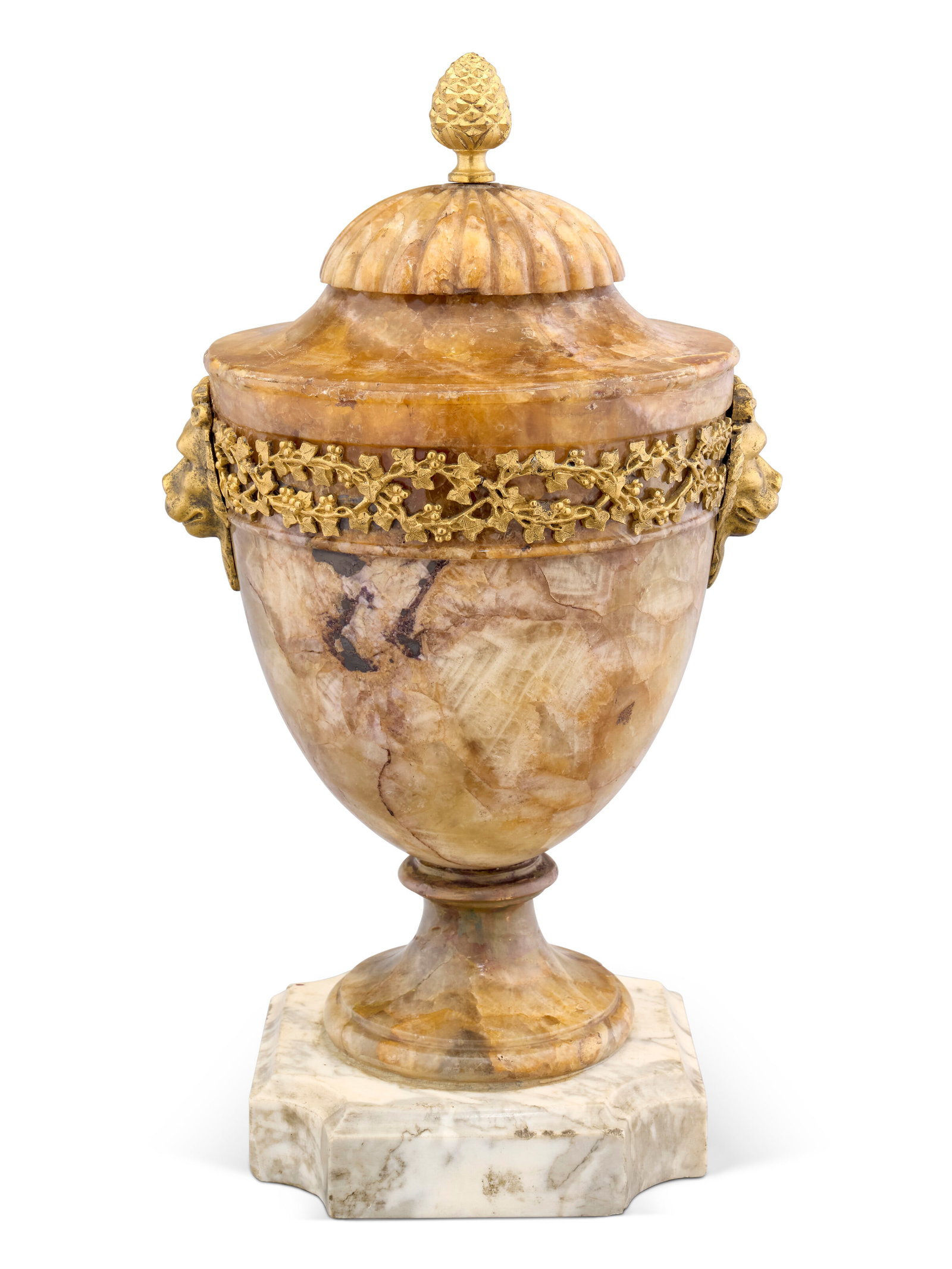 VASE COUVERT D’ÉPOQUE NÉOCLASSIQUE: Details VASE COUVERT D’ÉPOQUE NÉOCLASSIQUE XIXE SIÈCLE En Blue John, ornementation de bronze ciselé et doré, la partie supérieure à godrons sommée d’