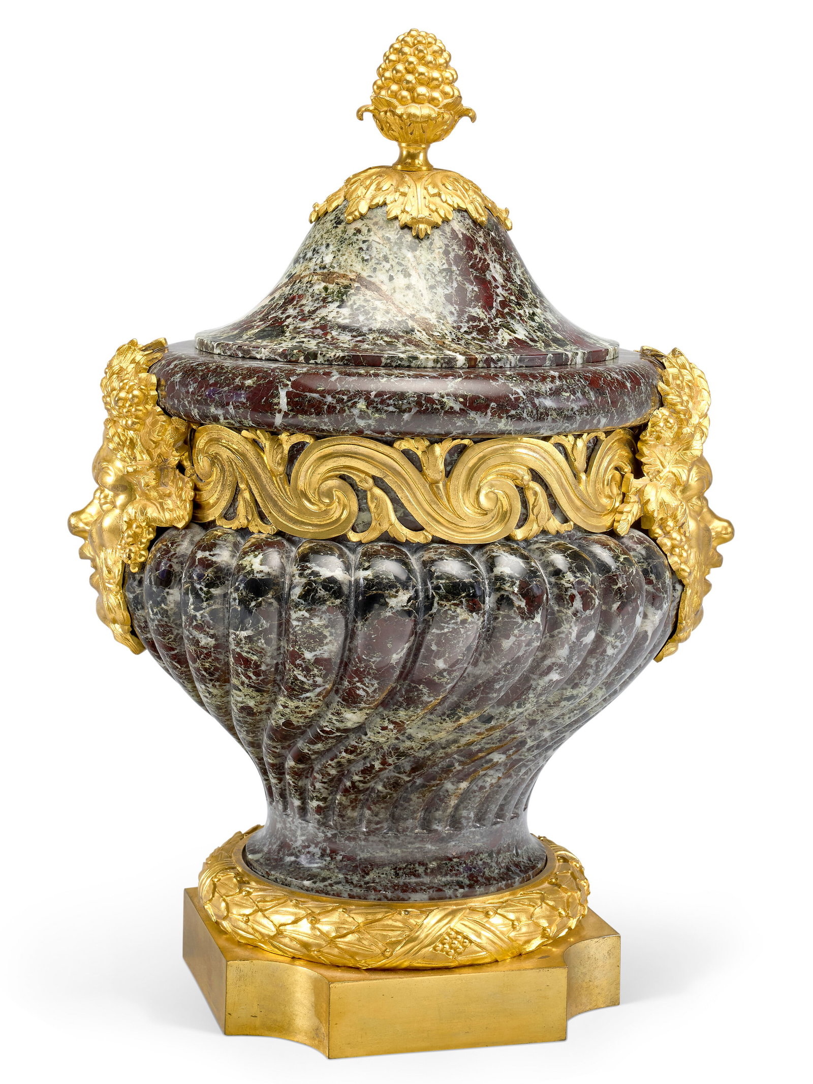 VASE COUVERT D'ÉPOQUE NÉOCLASSIQUE: Details VASE COUVERT D'ÉPOQUE NÉOCLASSIQUE MILIEU DU XIXE SIÈCLE En marbre Campan Grand Mélange sculpté et ornementation de bronze ciselé et doré, le couvercle