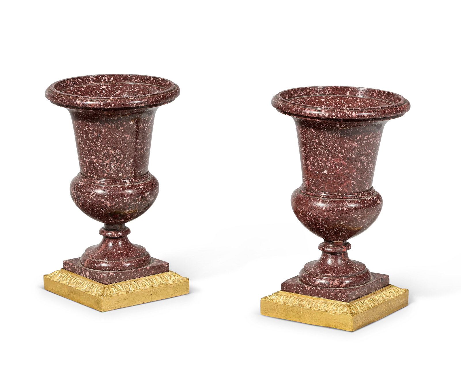 PAIRE DE VASES MÉDICIS DE STYLE LOUIS XVI: Details PAIRE DE VASES MÉDICIS DE STYLE LOUIS XVI SECONDE MOITIÉ DU XIXE SIÈCLE En porphyre d’Egypte et ornementation de bronze ciselé et doré, le vase reposant sur une