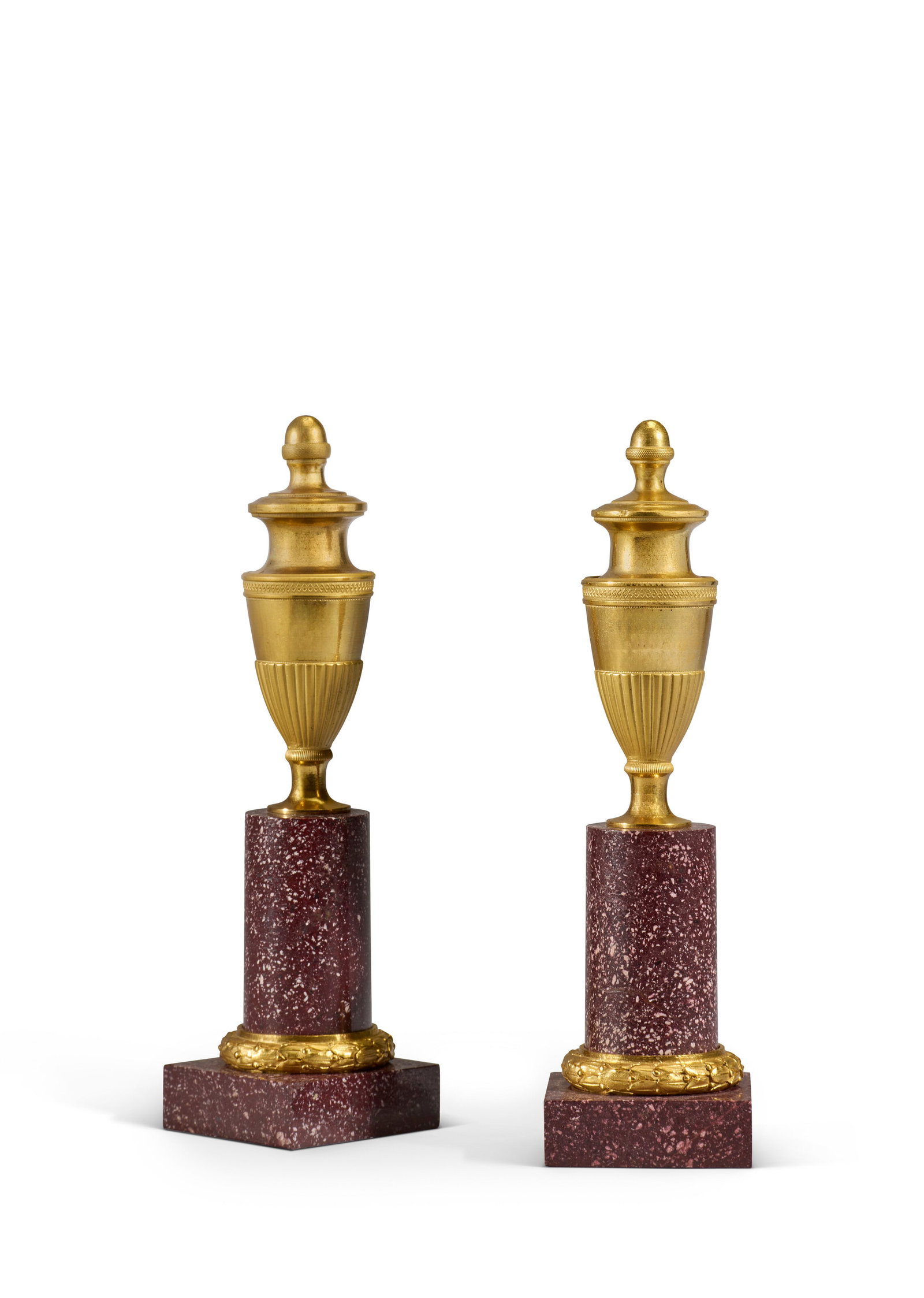 PAIRE DE CASSOLETTES FORMANT BOUGEOIRS D'ÉPOQUE NÉOCLASSIQUE: Details PAIRE DE CASSOLETTES FORMANT BOUGEOIRS D'ÉPOQUE NÉOCLASSIQUE DÉBUT DU XIXE SIÈCLE En bronze ciselé et doré et porphyre d’Egypte, le vase couvert en partie