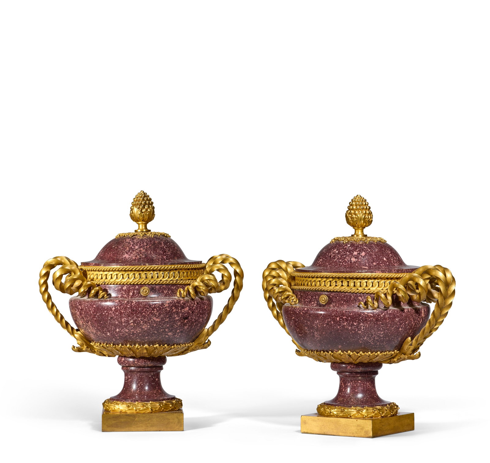 PAIRE DE POTS-POURRIS D’ÉPOQUE NÉOCLASSIQUE: Details PAIRE DE POTS-POURRIS D’ÉPOQUE NÉOCLASSIQUE PREMIÈRE MOITIÉ DU XIXE SIÈCLE En porphyre rouge d’Egypte et monture de bronze ciselé et doré, le