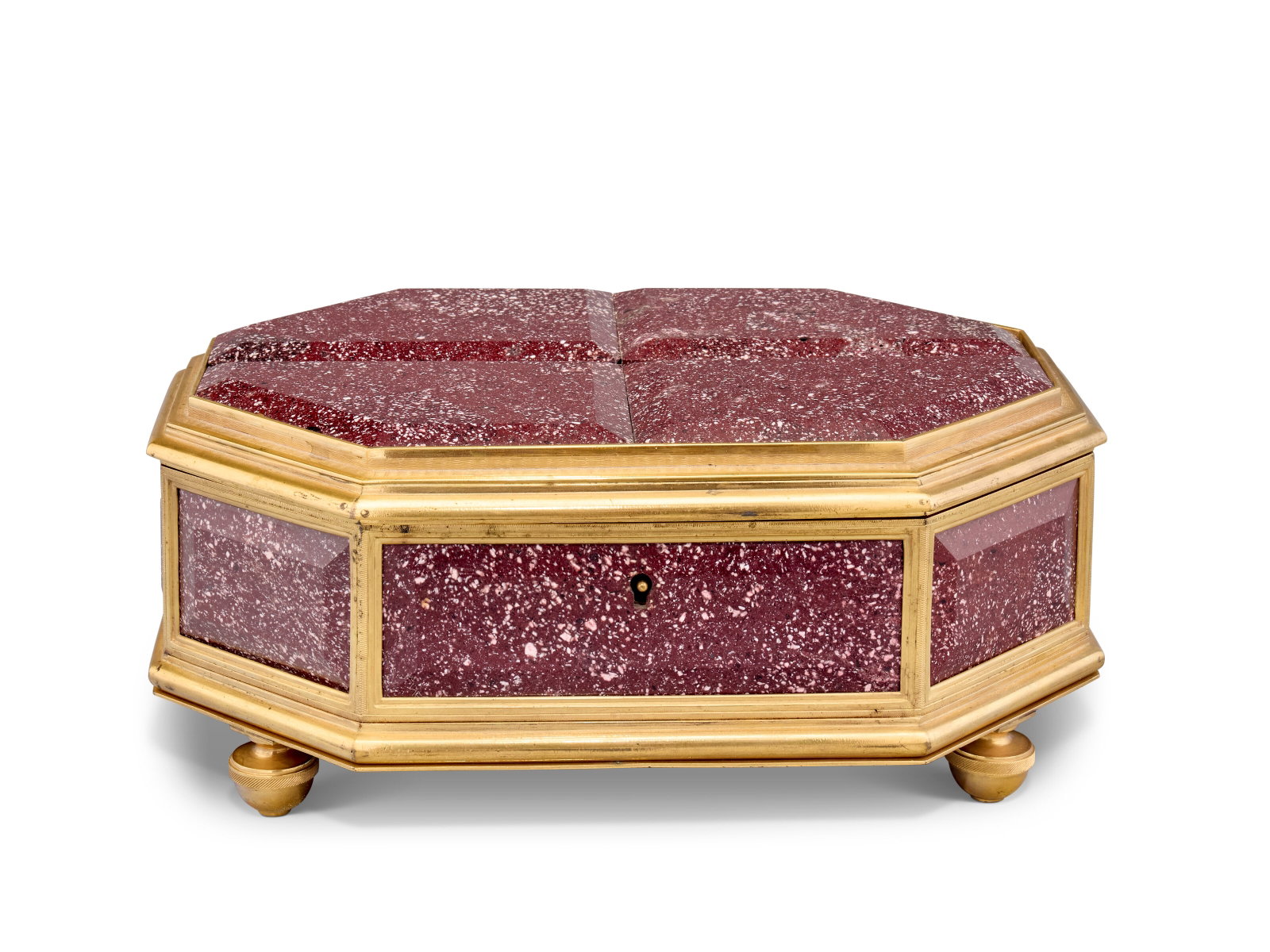COFFRET D'ÉPOQUE RESTAURATION: Details COFFRET D'ÉPOQUE RESTAURATION VERS 1820 En plaques de porphyre rouge d'Egypte biseautées et ornementation de bronze ciselé et doré, de forme octogonale, reposant sur des