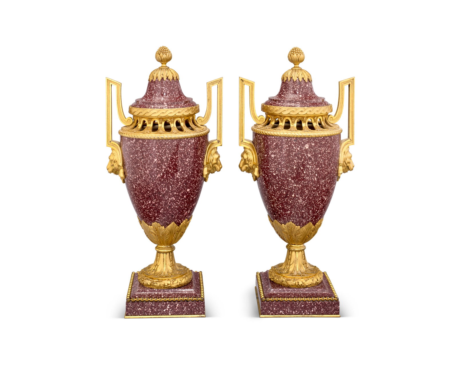 PAIRE DE POT-POURRIS D'ÉPOQUE NÉOCLASSIQUE: Details PAIRE DE POT-POURRIS D'ÉPOQUE NÉOCLASSIQUE VERS 1830 En porphyre rouge d'Egypte, ornementation de bronze ciselé et doré, le couvercle sommé d’une prise en forme