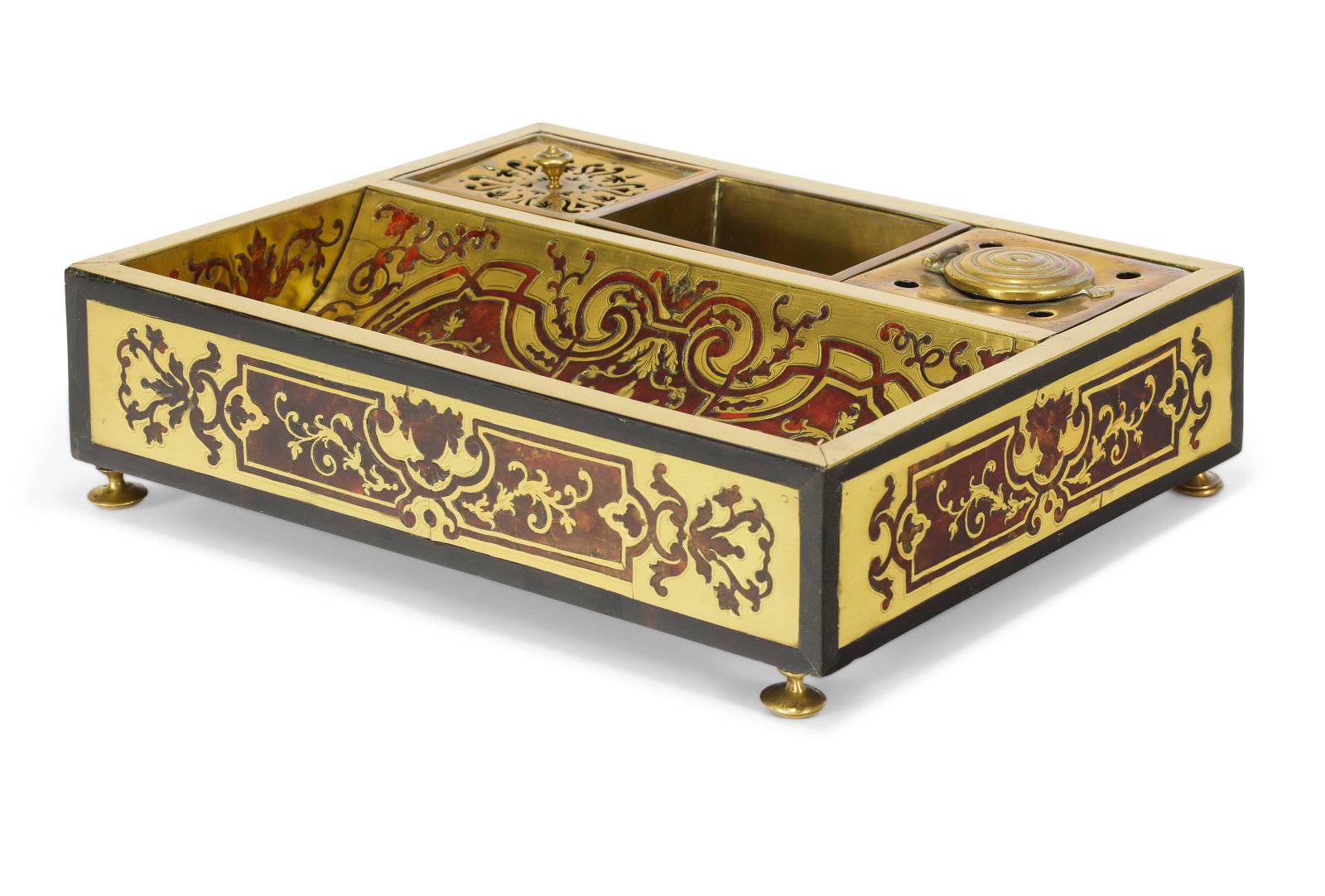 ENCRIER D’ÉPOQUE LOUIS XIV: Details ENCRIER D’ÉPOQUE LOUIS XIV DÉBUT DU XVIIIE SIÈCLE En marqueterie Boulle en deuxième partie d'écaille et de laiton, placage d'ébène et bois noirci,