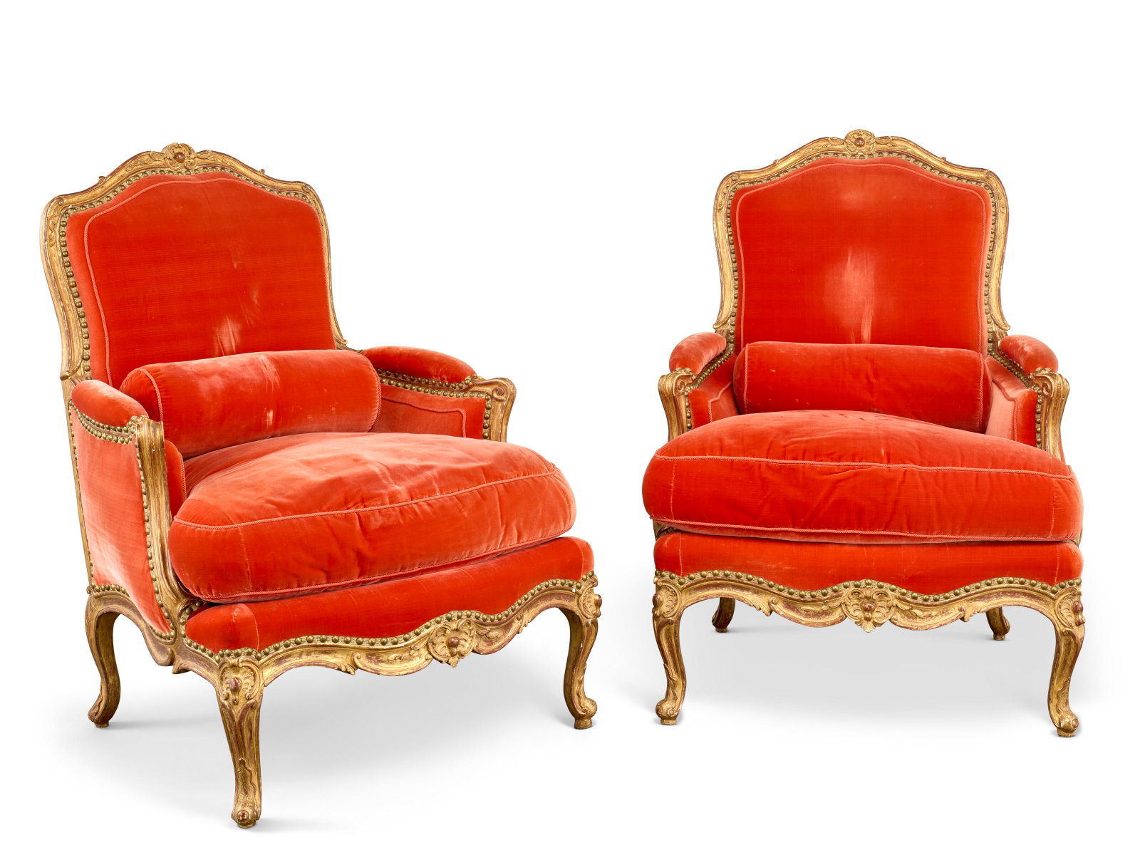 PAIRE DE BERGÈRES D’ÉPOQUE LOUIS XV: Details PAIRE DE BERGÈRES D’ÉPOQUE LOUIS XV ESTAMPILLE DE JEAN-BAPTISTE TILLIARD, MILIEU DU XVIIIE SIÈCLE En noyer mouluré, sculpté et redoré, le dossier dit