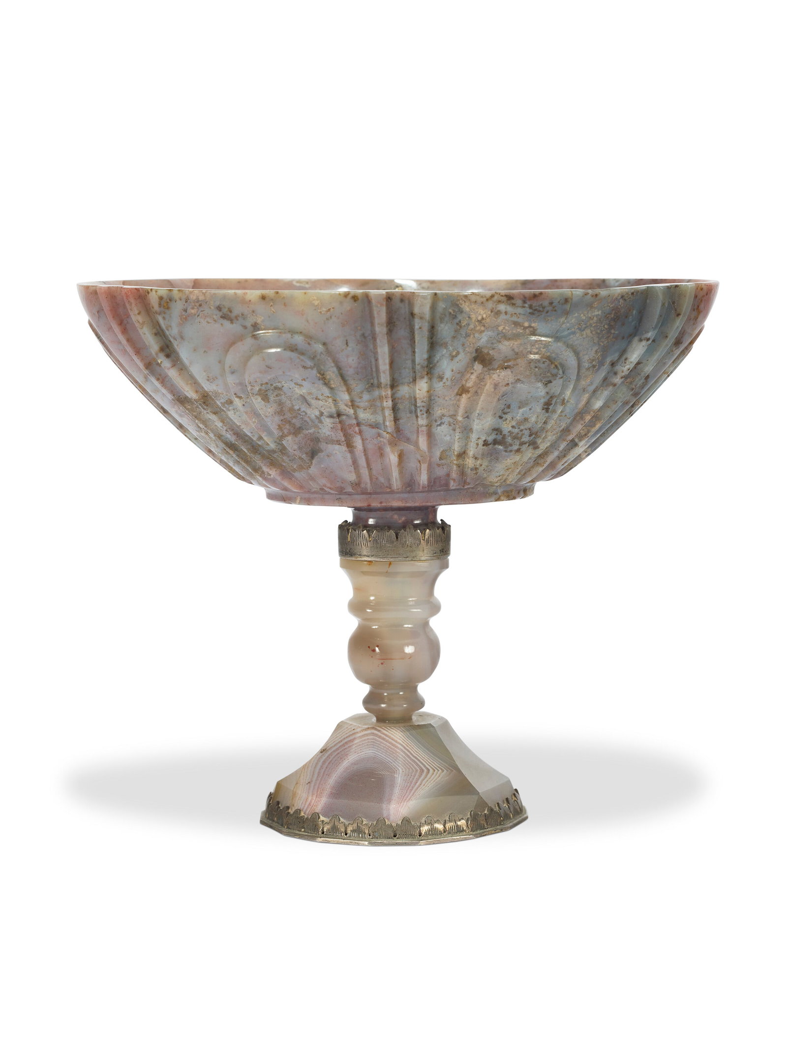 COUPE: Details COUPE PROBABLEMENT DU XVIIE SIÈCLE pierre dure violette veinée, monture en argent, de forme oblongue et chantournée, le corps à décor de canaux, le fût en balustr
