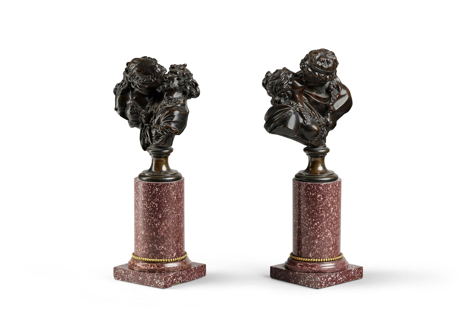 D'APRÈS JEAN-ANTOINE HOUDON (1741-1828), FIN DU XVIIIE OU DÉBUT XIXE SIÈCLE: Details D'APRÈS JEAN-ANTOINE HOUDON (1741-1828), FIN DU XVIIIE OU DÉBUT XIXE SIÈCLE Le Baiser donné et le Baiser reçu paire de groupes en bronze, reposant sur des colonnes en 